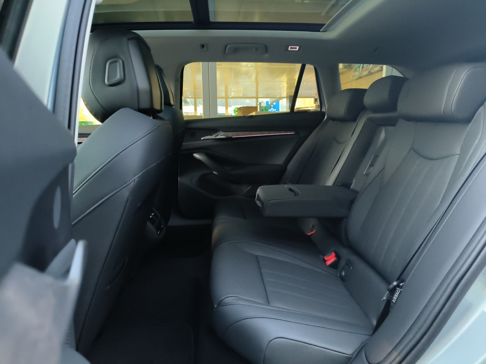SKODA Superb Combi 2.0 TSI L&K 4x4 DSG-image-10