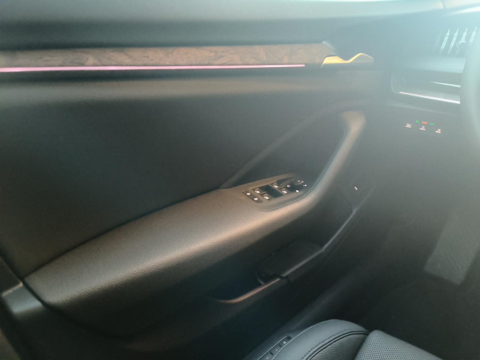 SKODA Superb Combi 2.0 TSI L&K 4x4 DSG-image-8