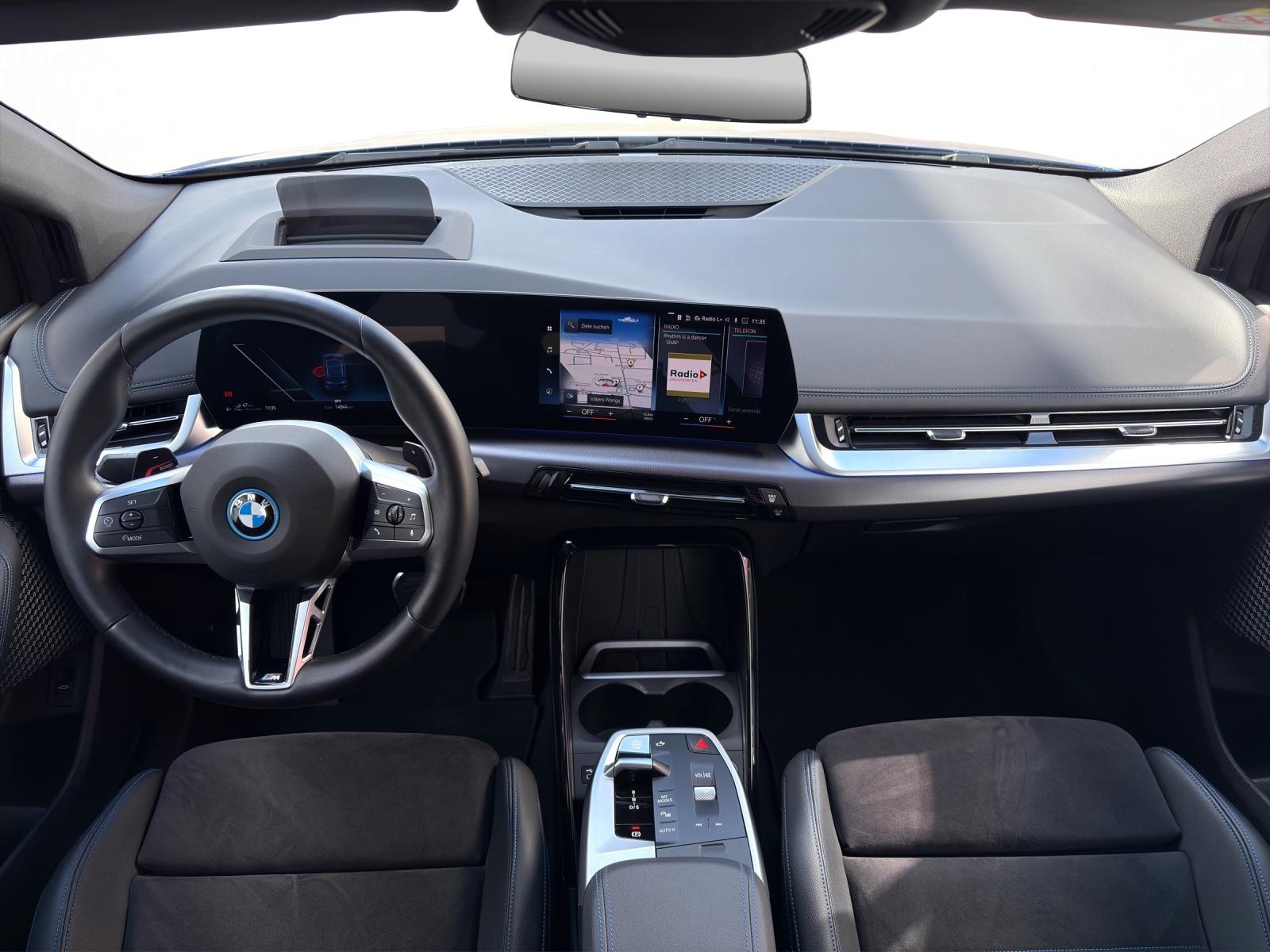 BMW 230e xDrive Active Tourer-image-13