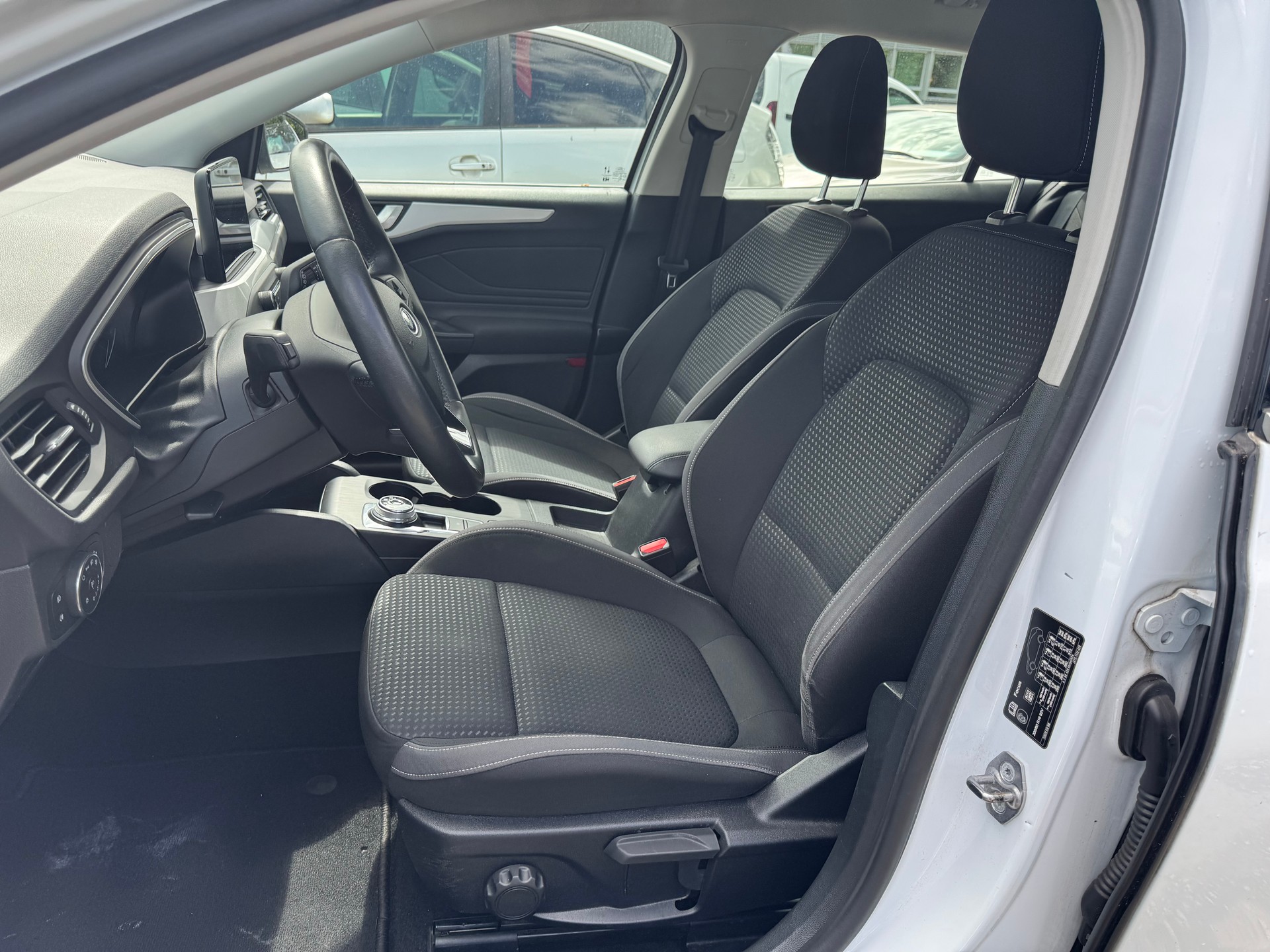 FORD Focus 1.5 TDCi Titanium Automatic * Gr. Navi * Klima-auto * Tempomat * PDC V+H * B6d-image-3