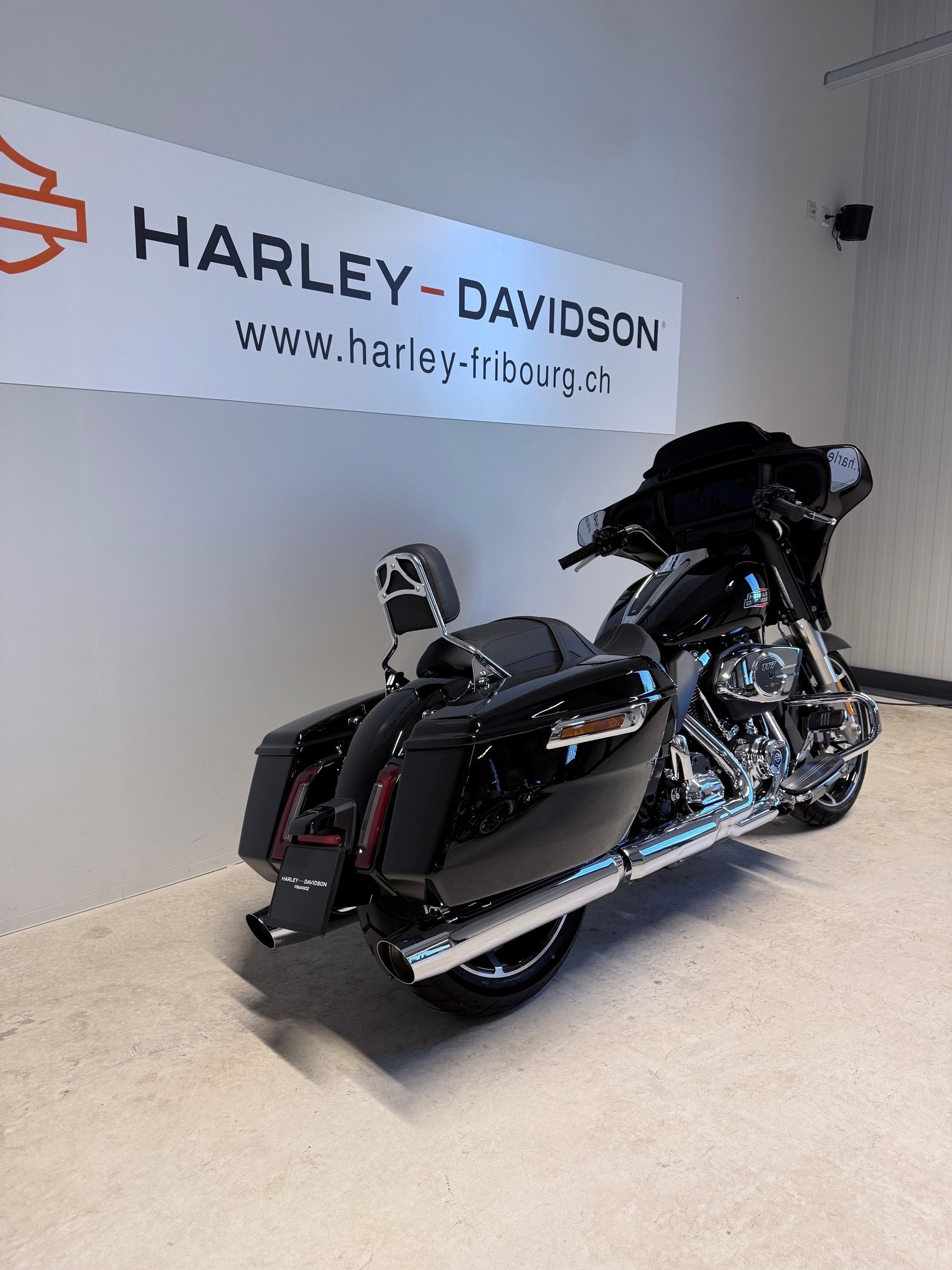 HARLEY-DAVIDSON FLHX Street Glide 117-showroom-element-3