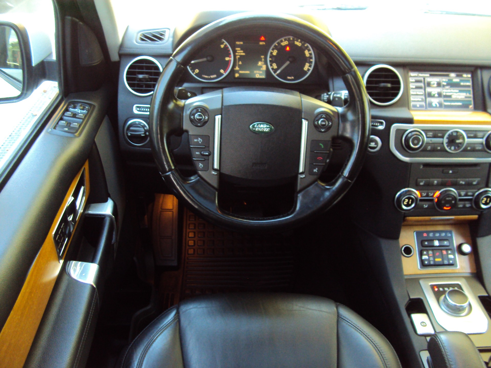 LAND ROVER Discovery 3.0 SDV6 HSE Automatic-image-8