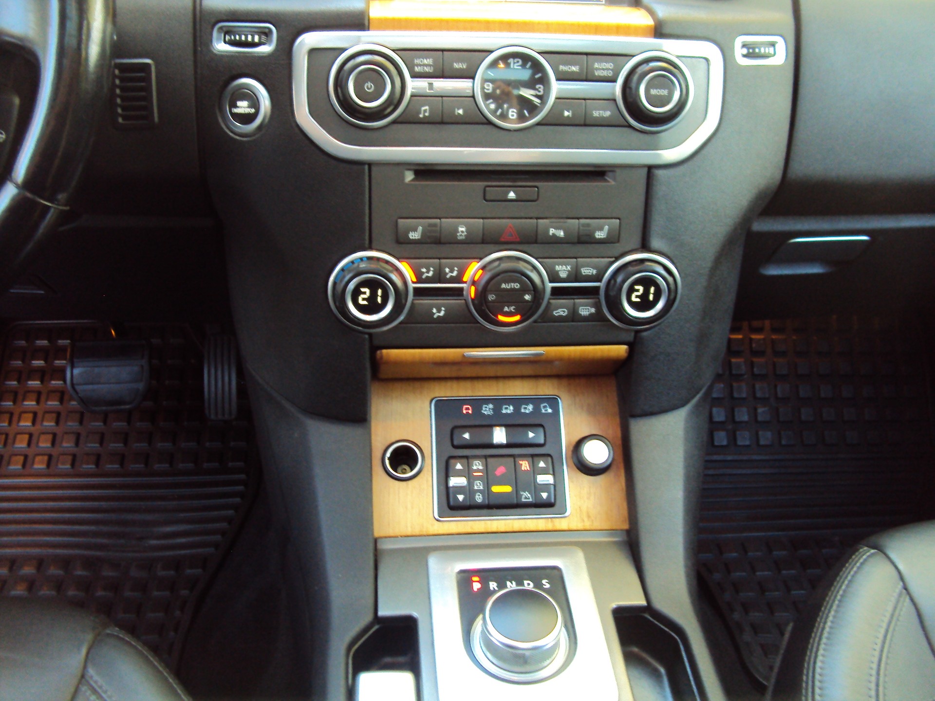 LAND ROVER Discovery 3.0 SDV6 HSE Automatic-image-10