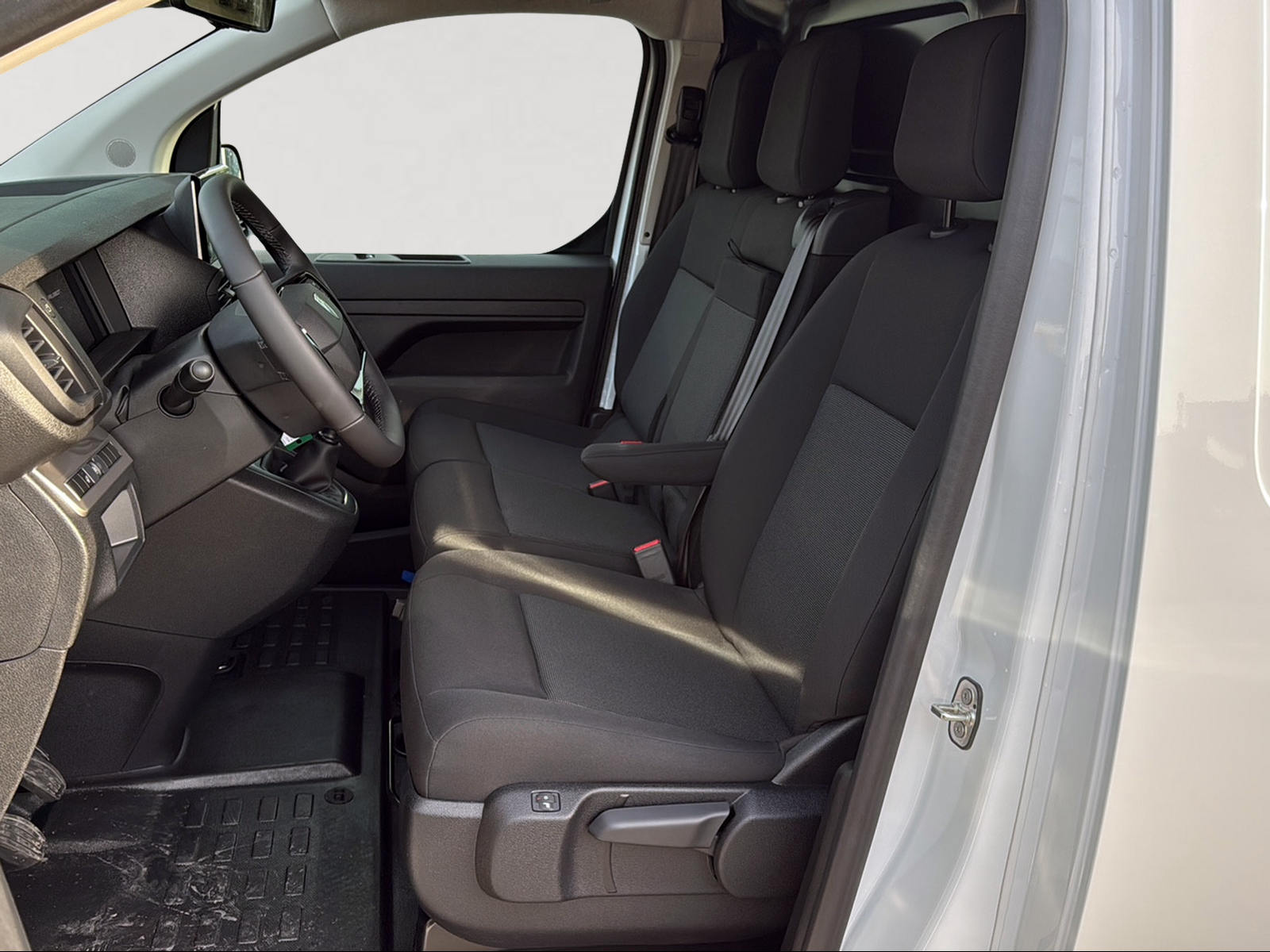 PEUGEOT Expert 2.2 BlueHDi 150 S&S Standard-image-18