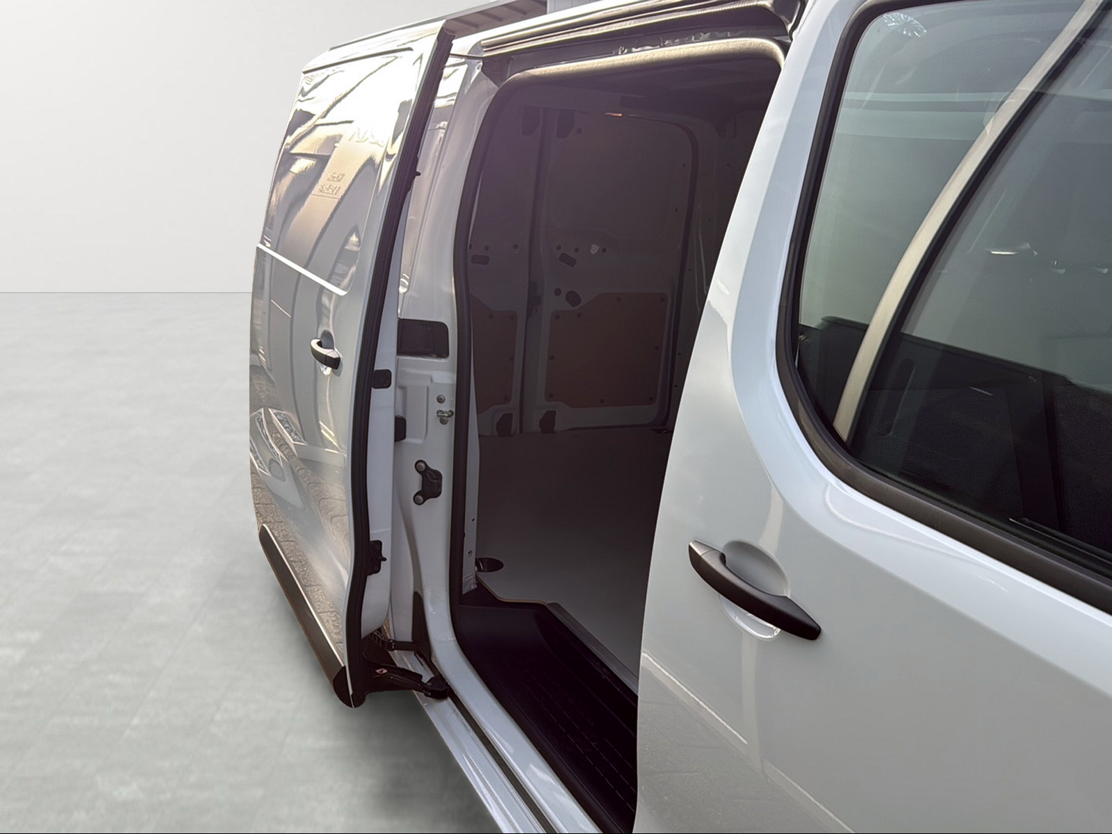 PEUGEOT Expert 2.2 BlueHDi 150 S&S Standard-image-14