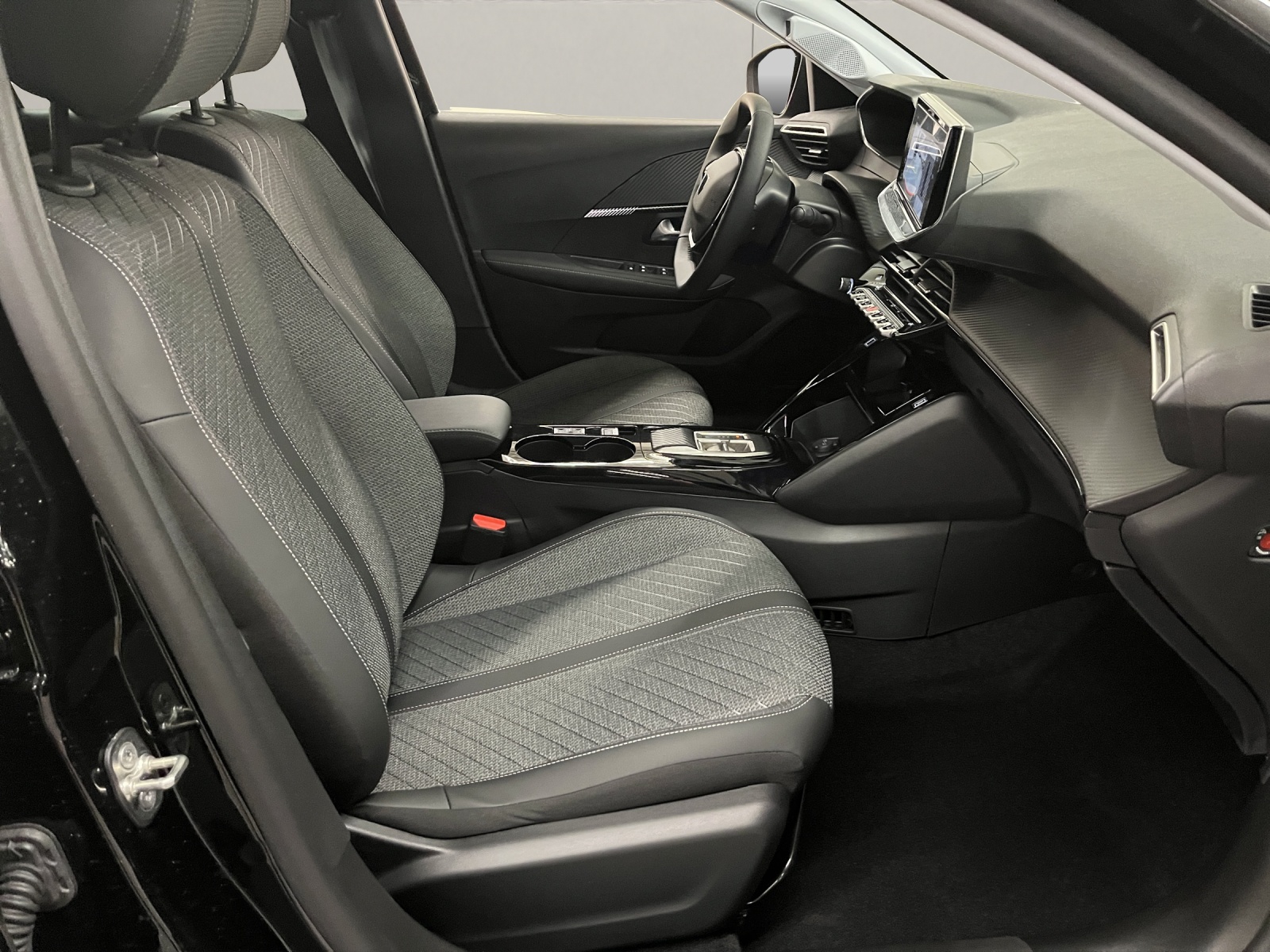 PEUGEOT 208 1.2 Hybrid Allure Premium-image-11