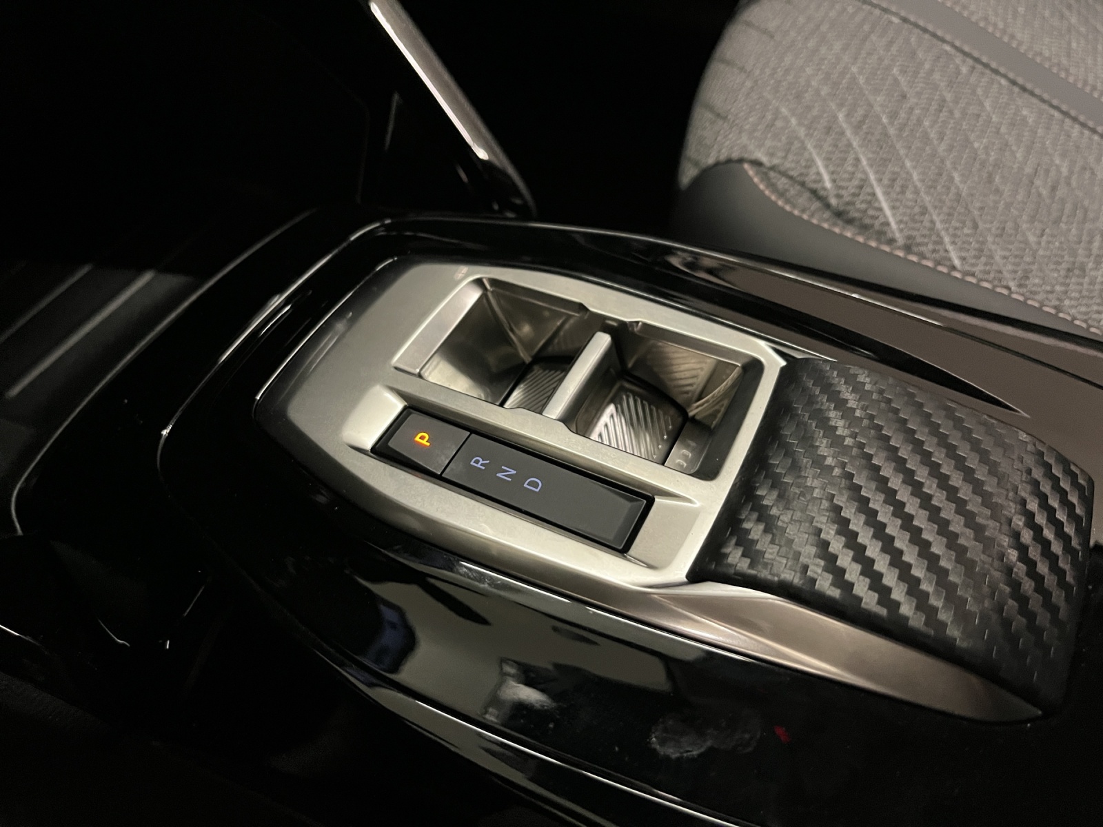 PEUGEOT 208 1.2 Hybrid Allure Premium-image-8
