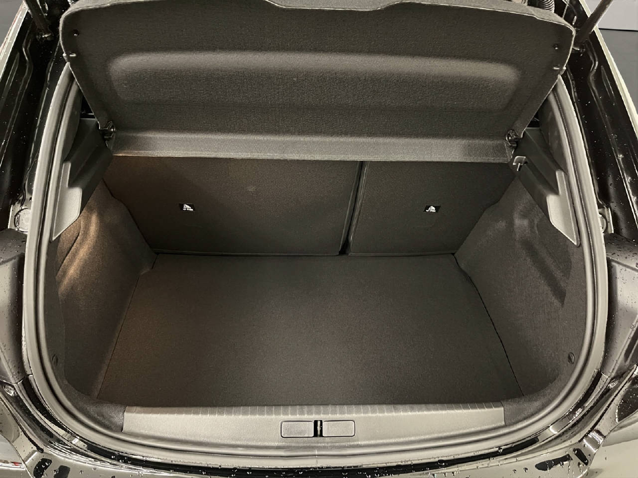 PEUGEOT 208 1.2 Hybrid Allure Premium-image-12