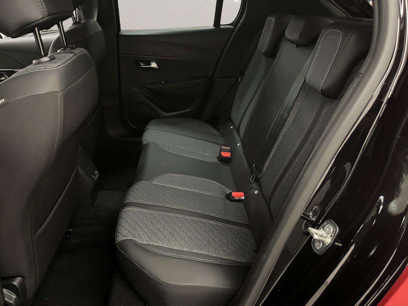 PEUGEOT 208 1.2 Hybrid Allure Premium-image-10