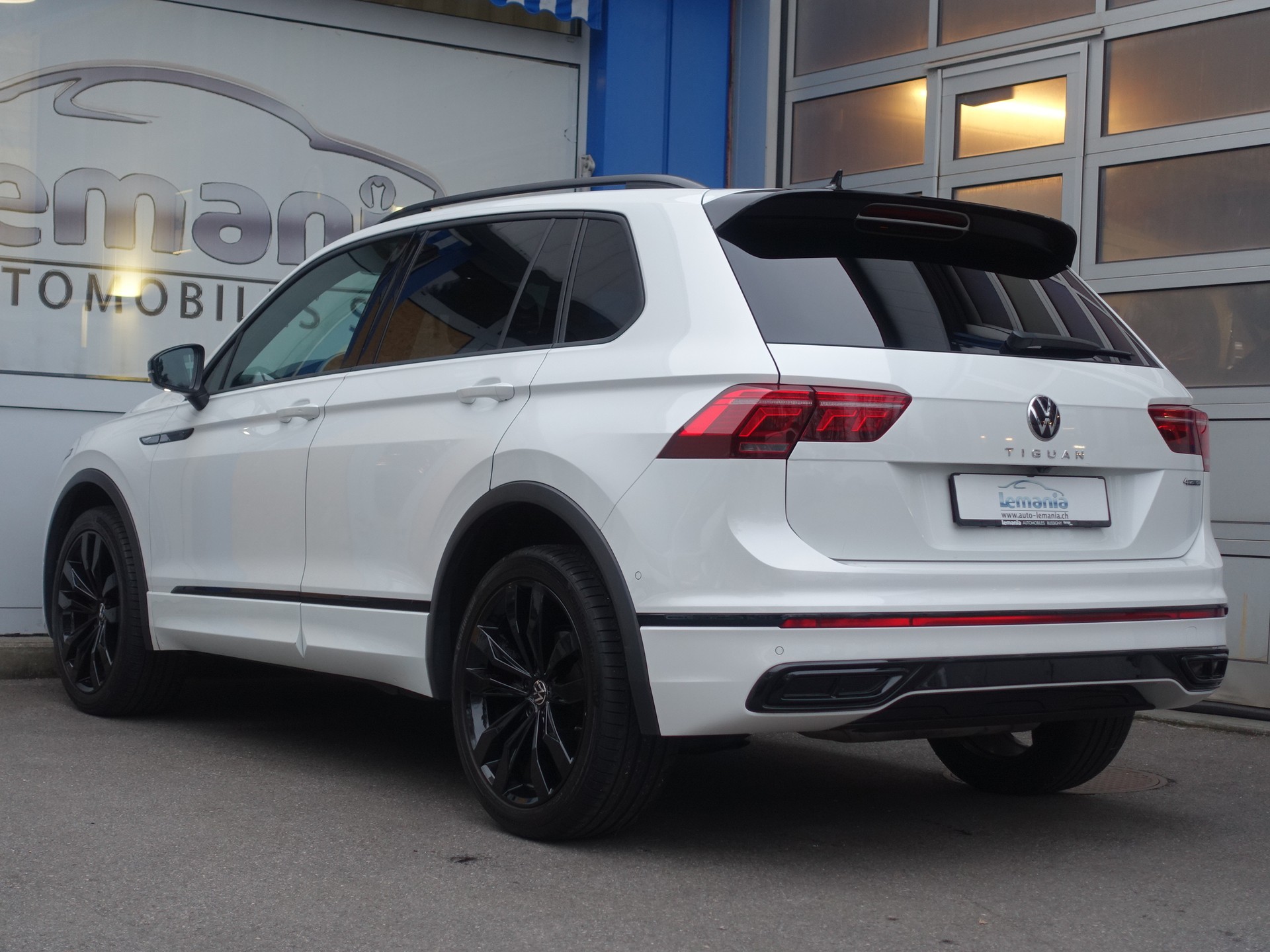 VW Tiguan 2.0TSI R-Line 4Motion DSG-showroom-element-3