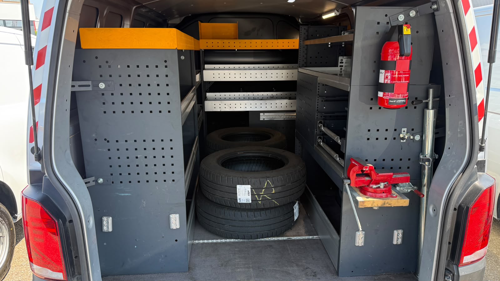 VW T6.1 2.0 TDI EINBAU-SCHRÄNKE 3200 KG!!!-image-25