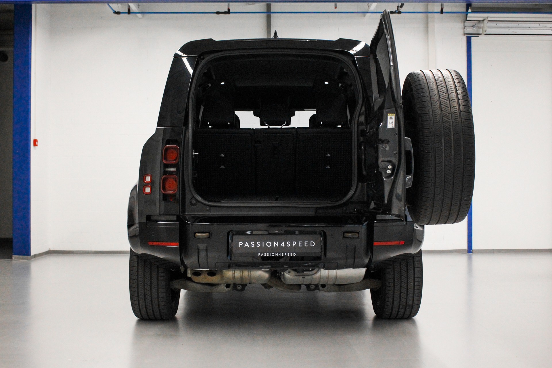 LAND ROVER Defender 110 3.0 D I6 300 X-Dynamic HSE AWD AT8-image-15