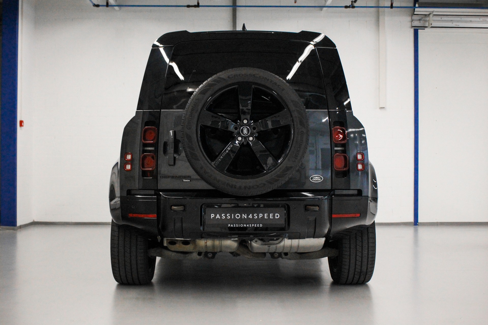LAND ROVER Defender 110 3.0 D I6 300 X-Dynamic HSE AWD AT8-showroom-element-3
