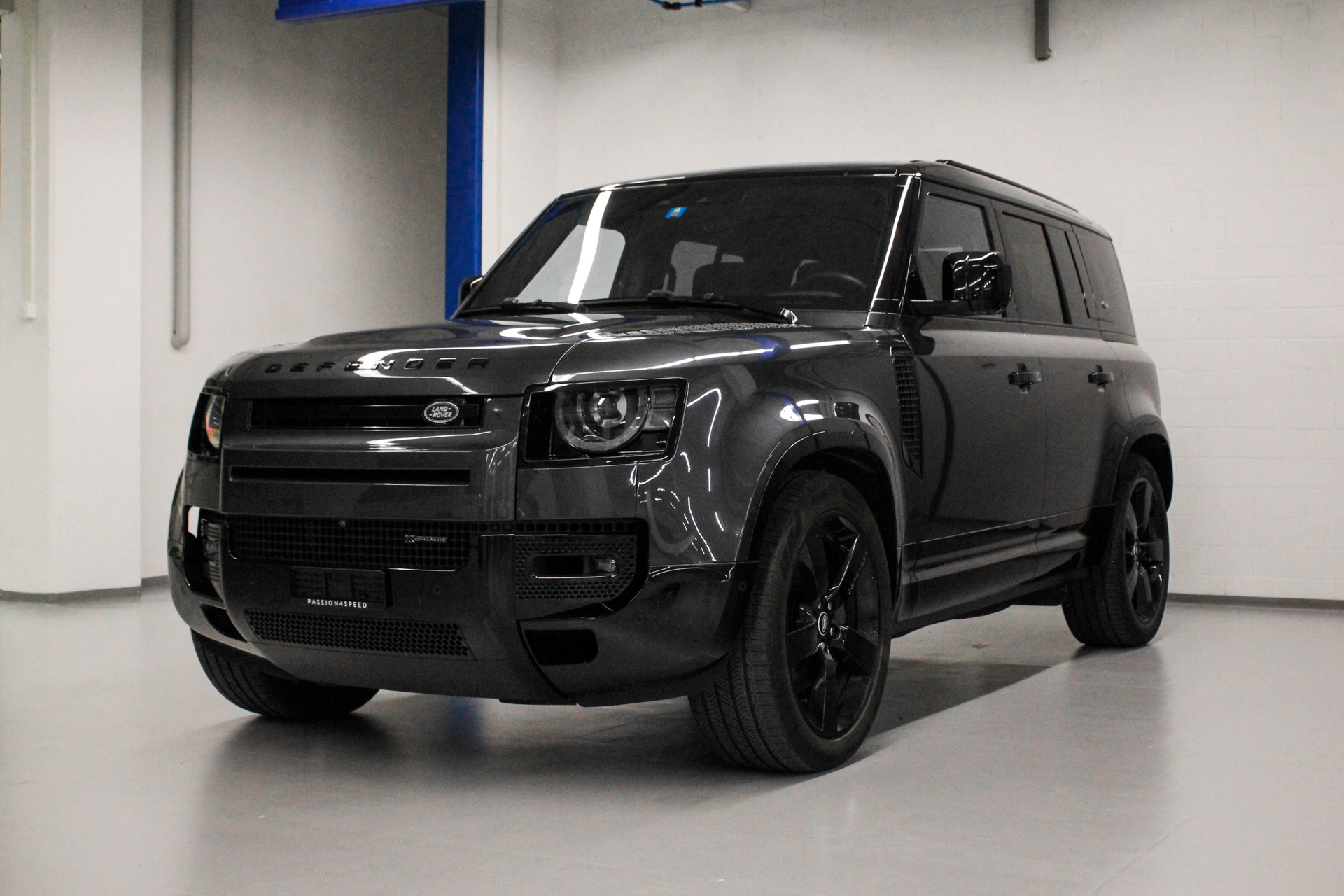 LAND ROVER Defender 110 3.0 D I6 300 X-Dynamic HSE AWD AT8-showroom-element-1
