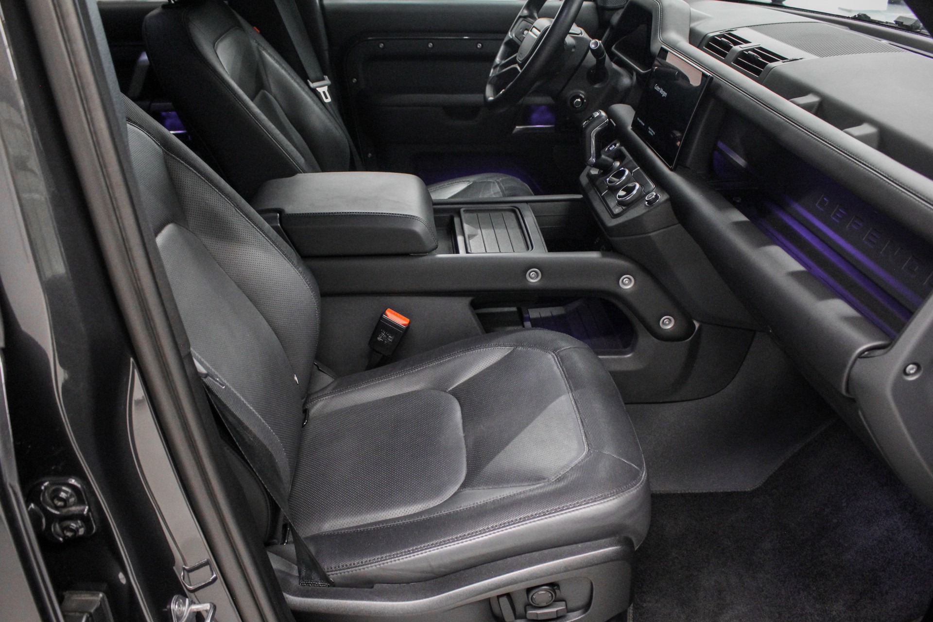 LAND ROVER Defender 110 3.0 D I6 300 X-Dynamic HSE AWD AT8-image-11