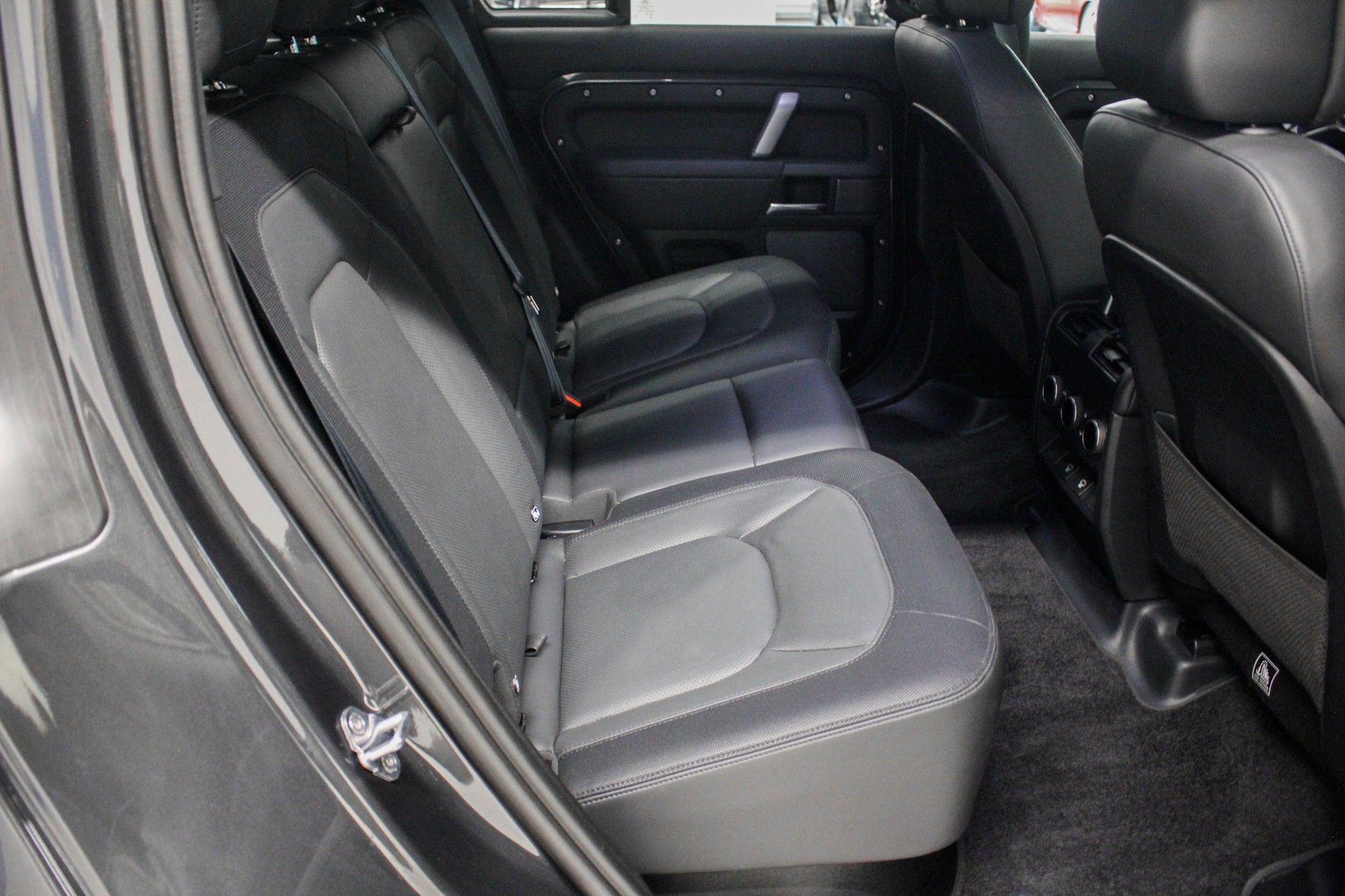 LAND ROVER Defender 110 3.0 D I6 300 X-Dynamic HSE AWD AT8-image-13