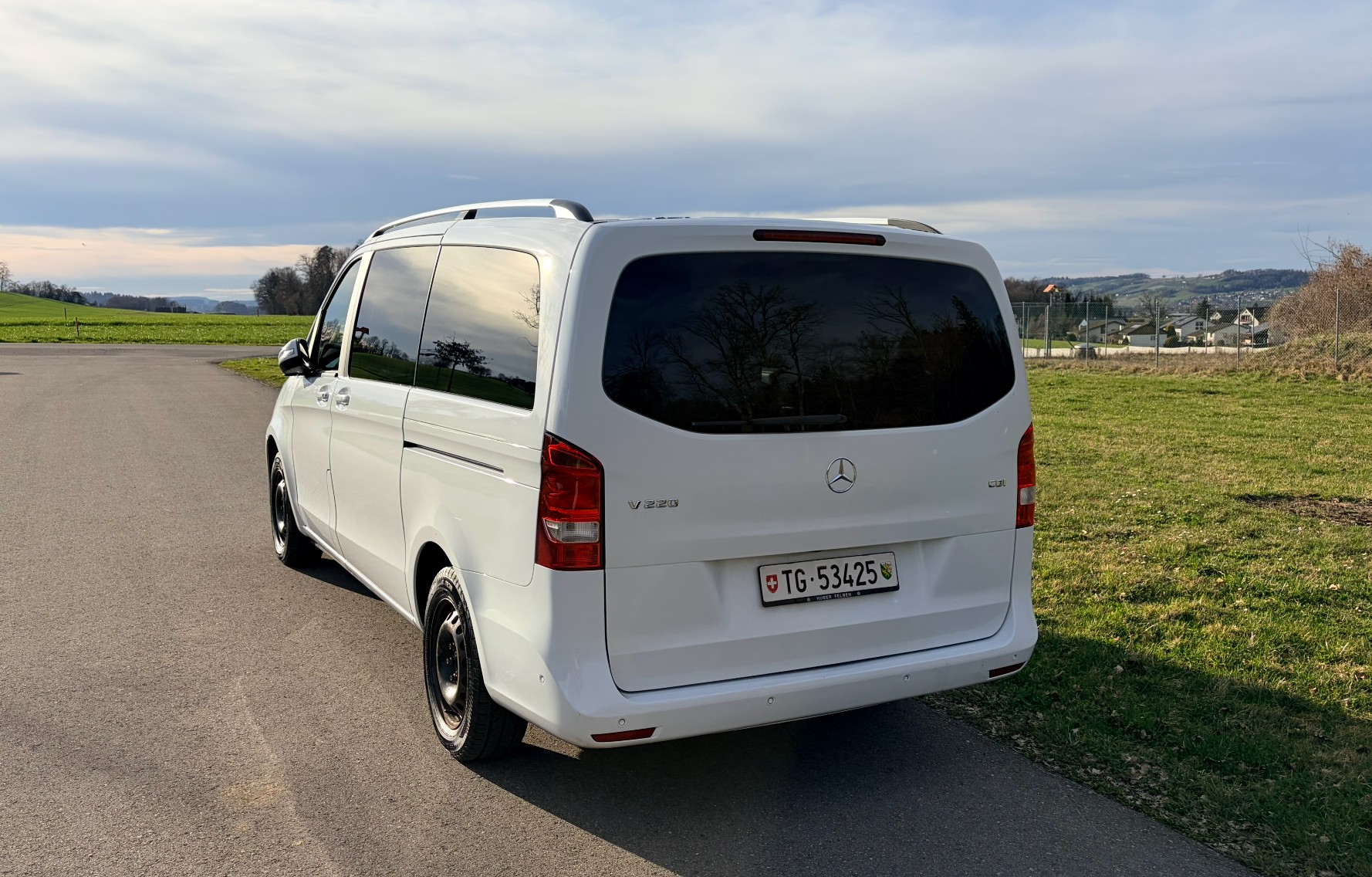 MERCEDES-BENZ V 220 d Avantgarde lang 7G-Tronic-image-2