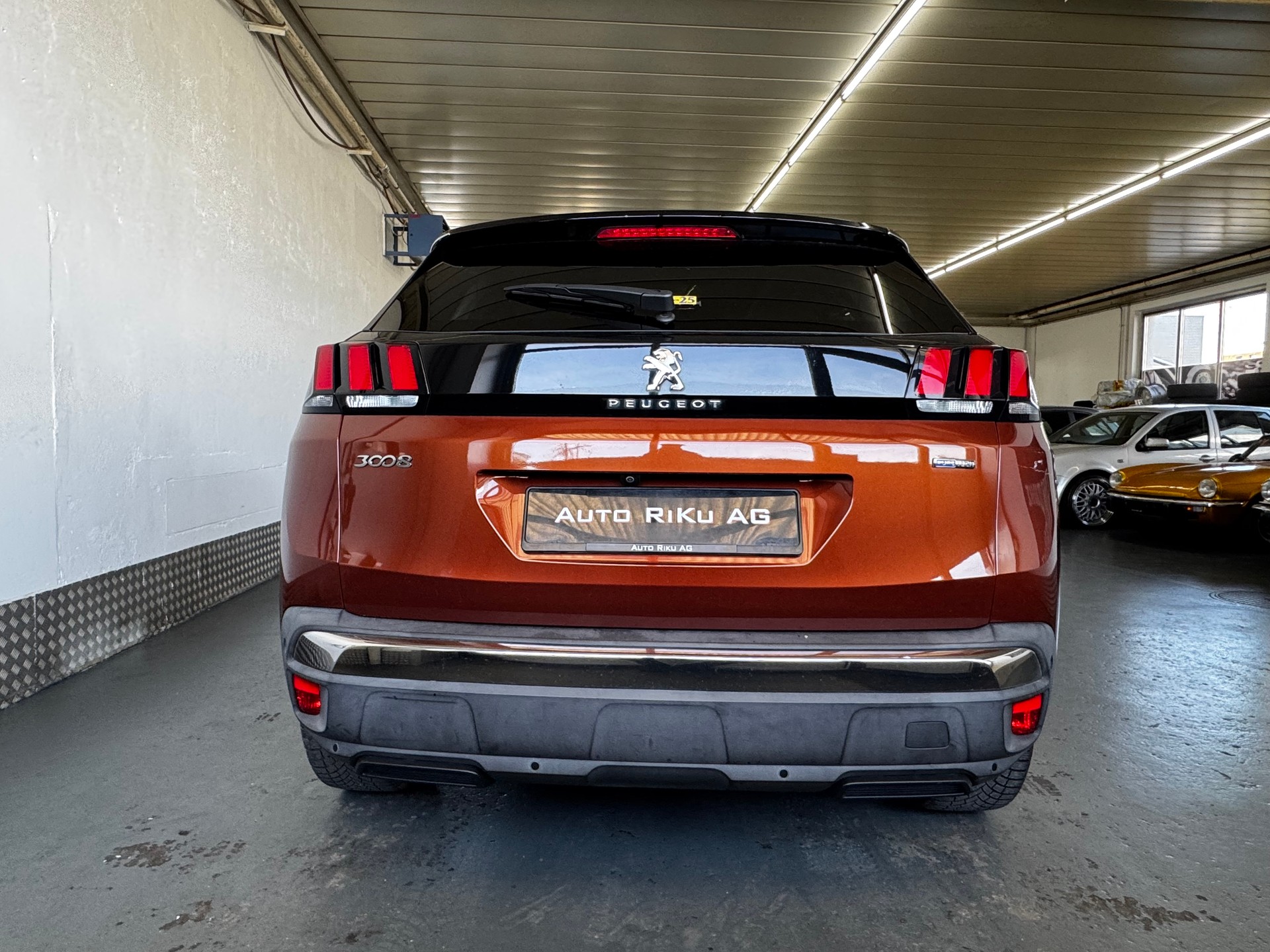 PEUGEOT 3008 1.2 PureTech Business Line-image-12
