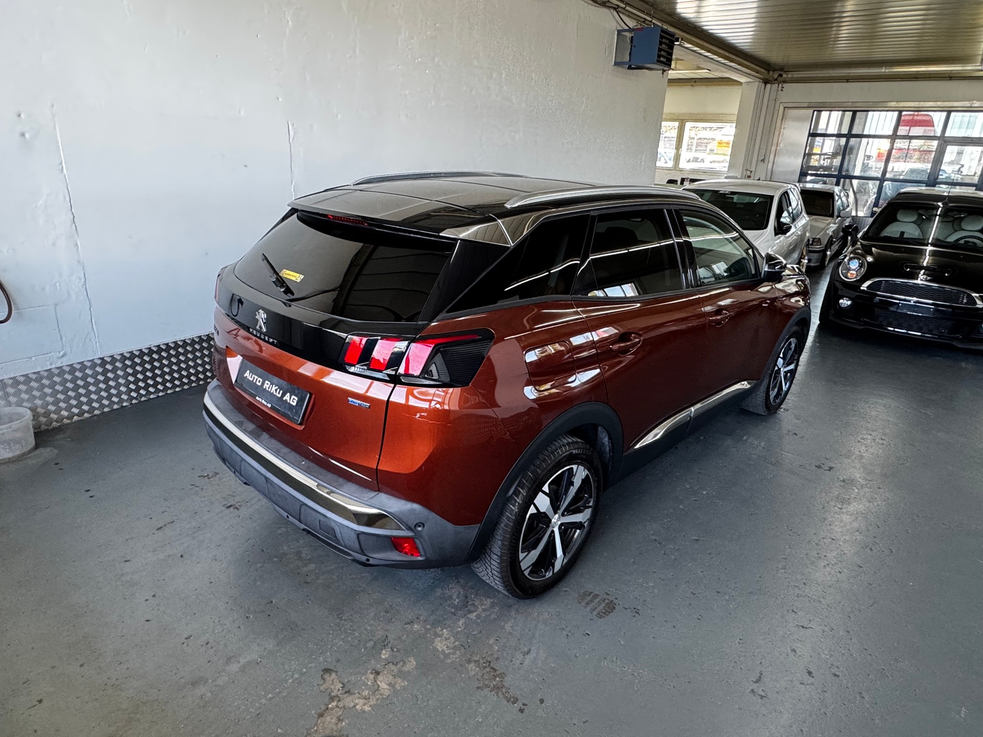 PEUGEOT 3008 1.2 PureTech Business Line-image-9