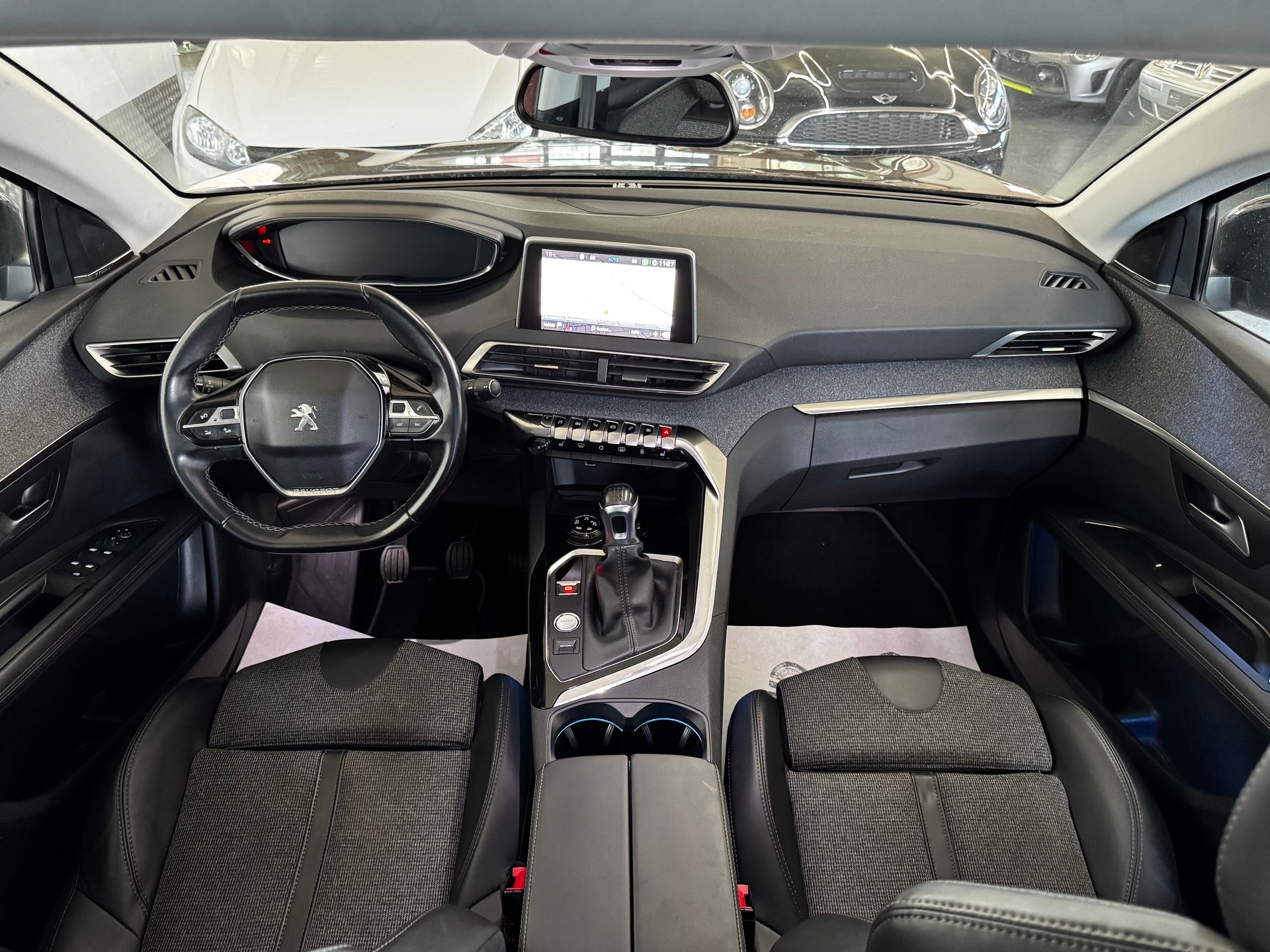 PEUGEOT 3008 1.2 PureTech Business Line-image-17