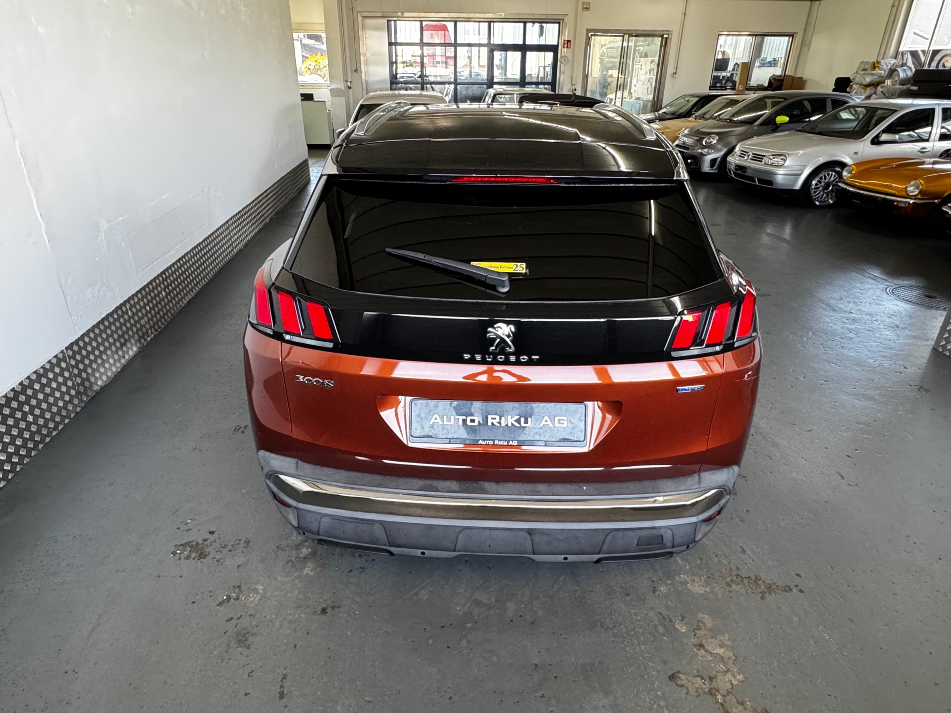PEUGEOT 3008 1.2 PureTech Business Line-image-11