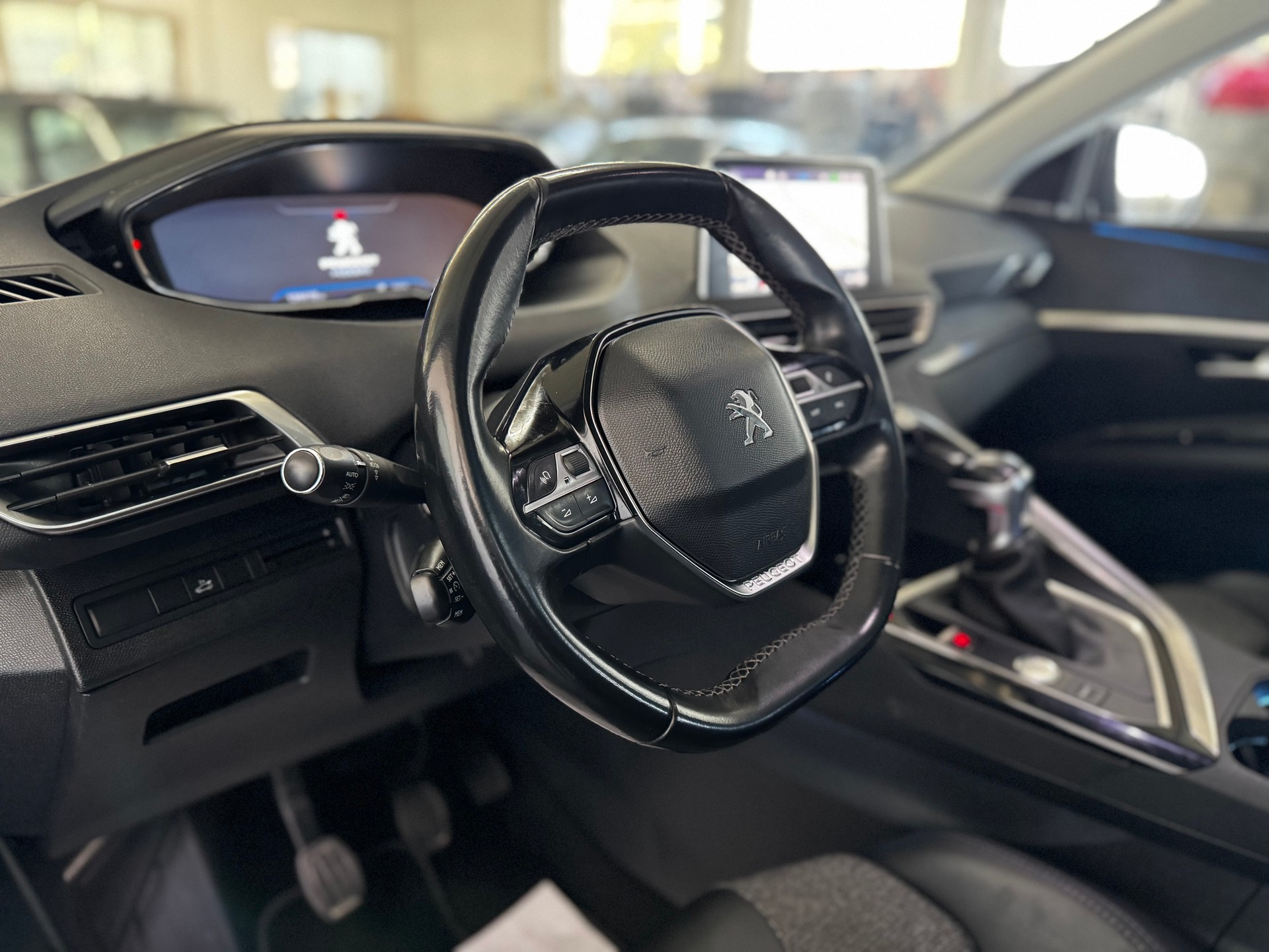 PEUGEOT 3008 1.2 PureTech Business Line-image-13