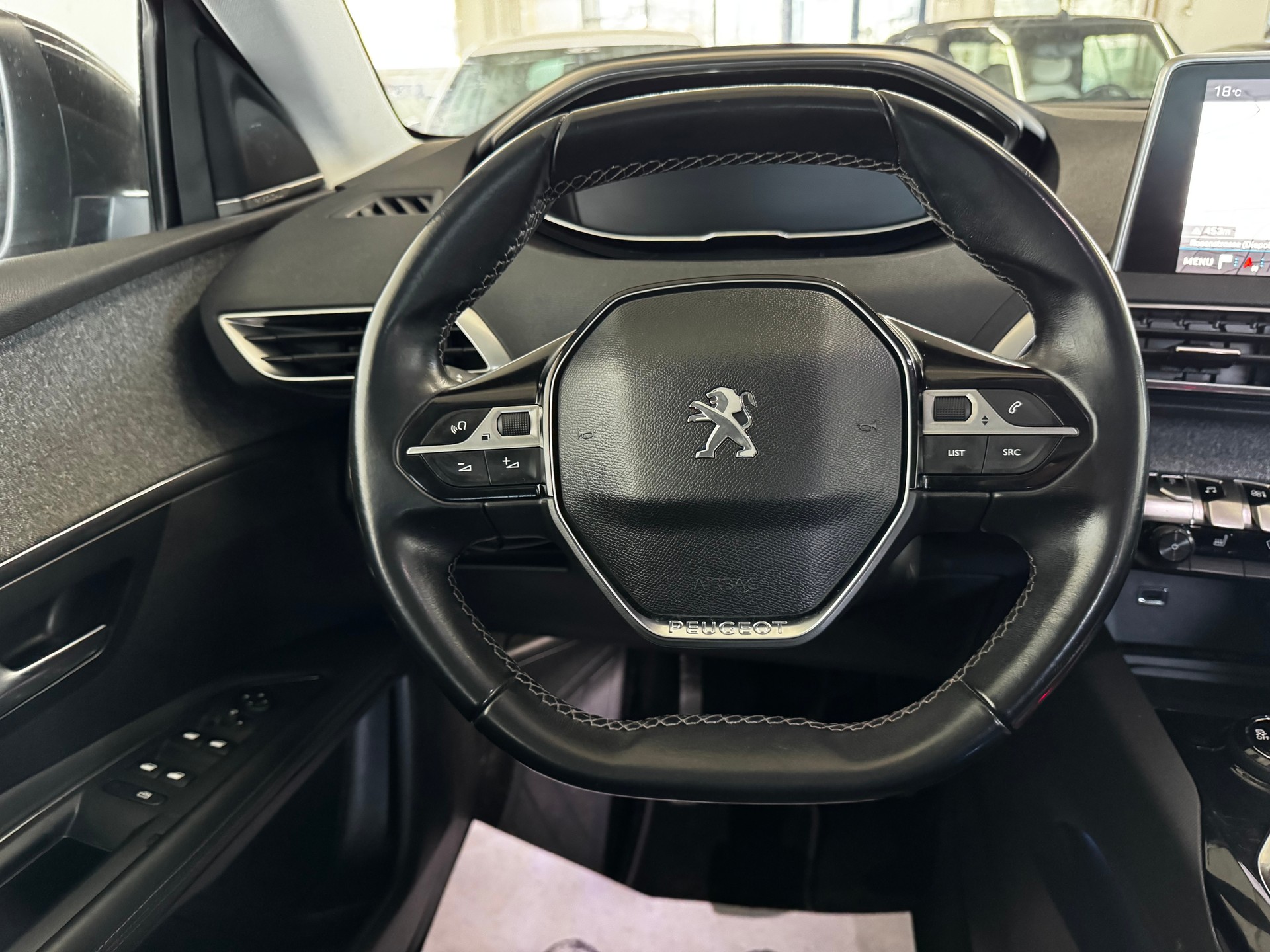 PEUGEOT 3008 1.2 PureTech Business Line-image-22