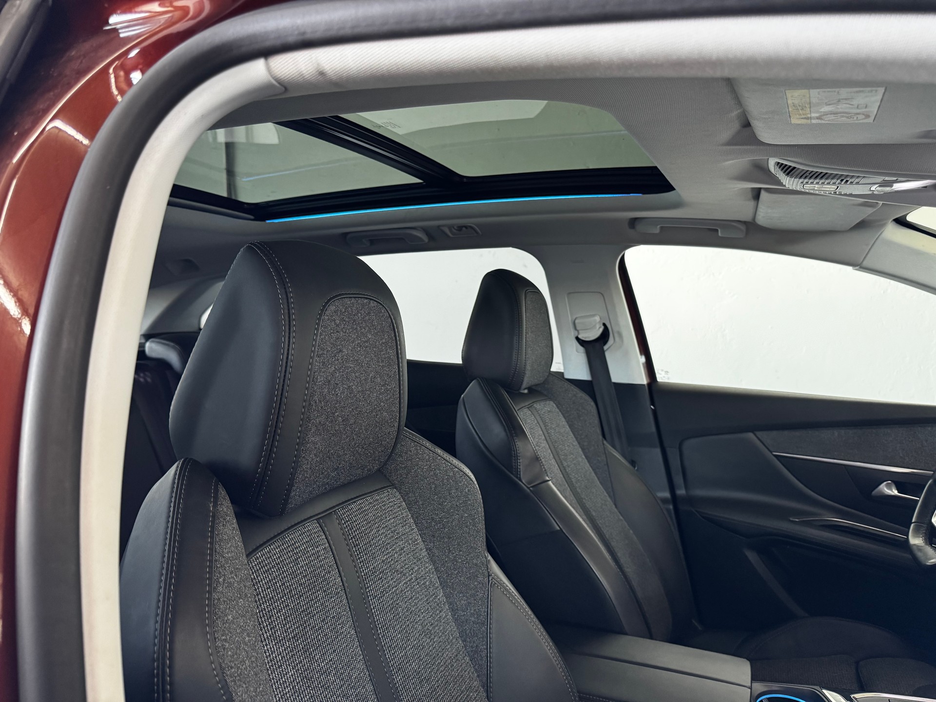 PEUGEOT 3008 1.2 PureTech Business Line-image-27