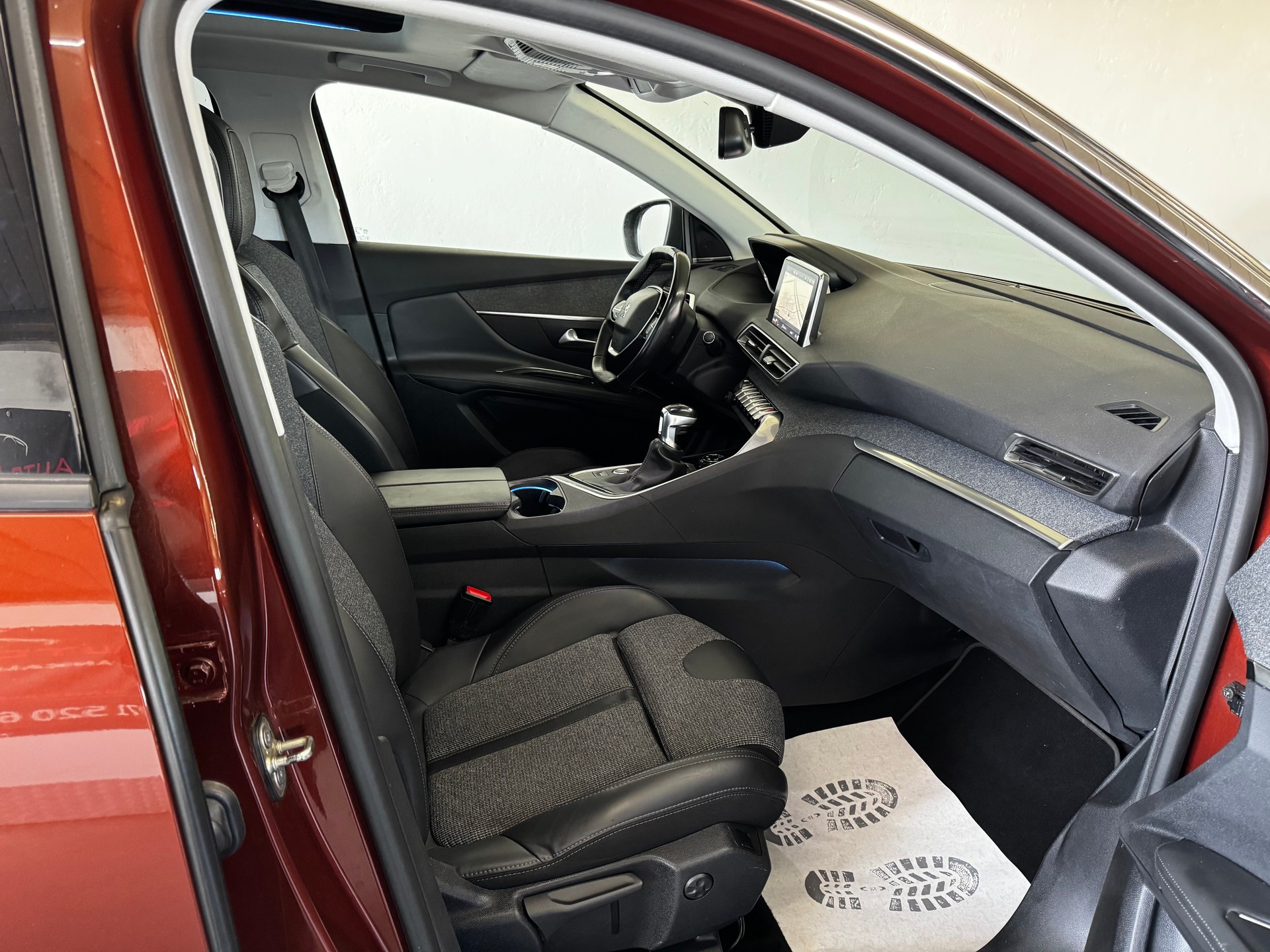 PEUGEOT 3008 1.2 PureTech Business Line-image-25