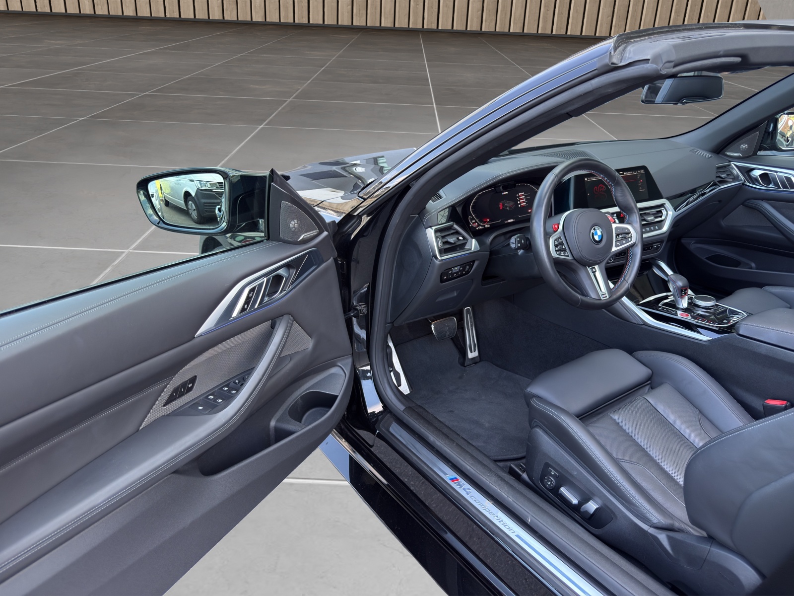 BMW M4 Cabrio Competition M xDrive-image-8