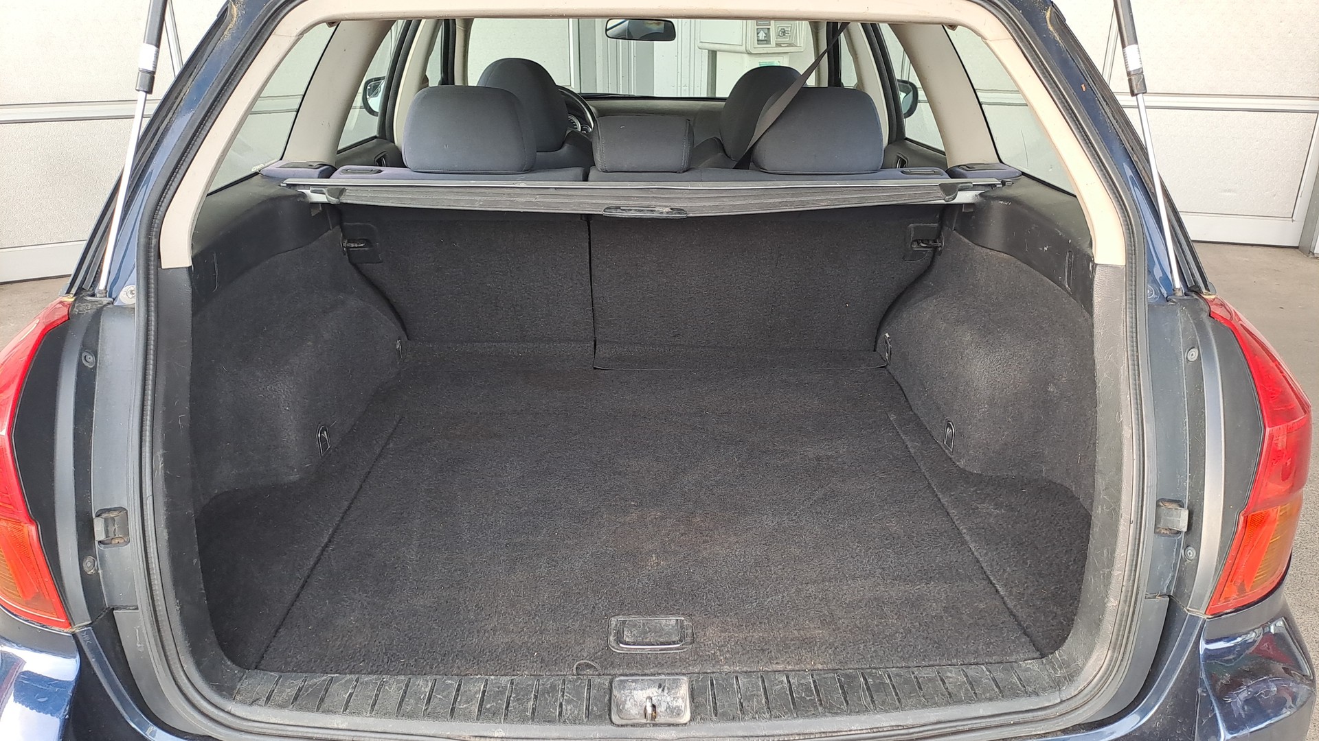 SUBARU Legacy 2.0i AWD Swiss-image-13
