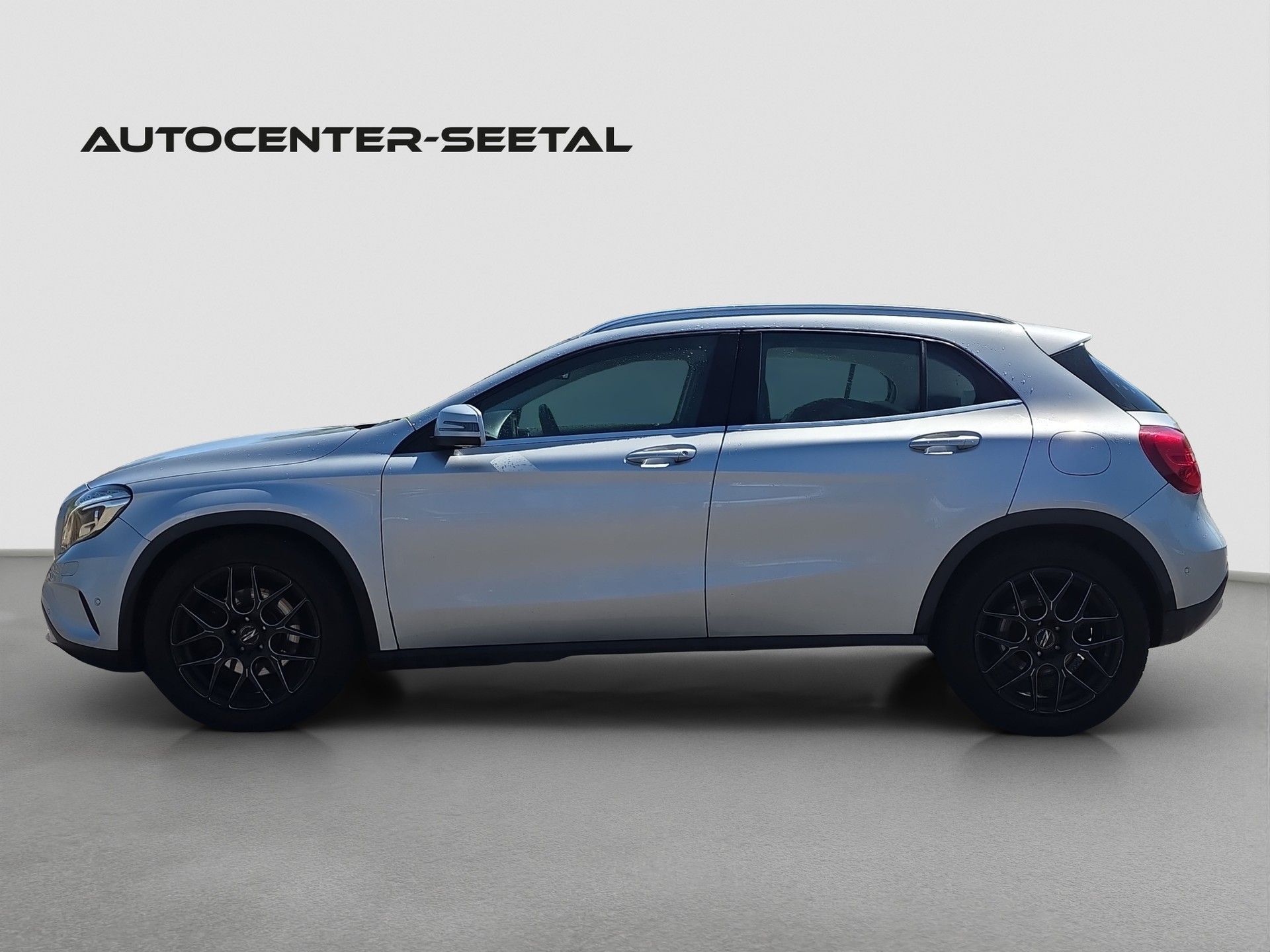 MERCEDES-BENZ GLA 250 Style 4Matic 7G-DCT-image-4