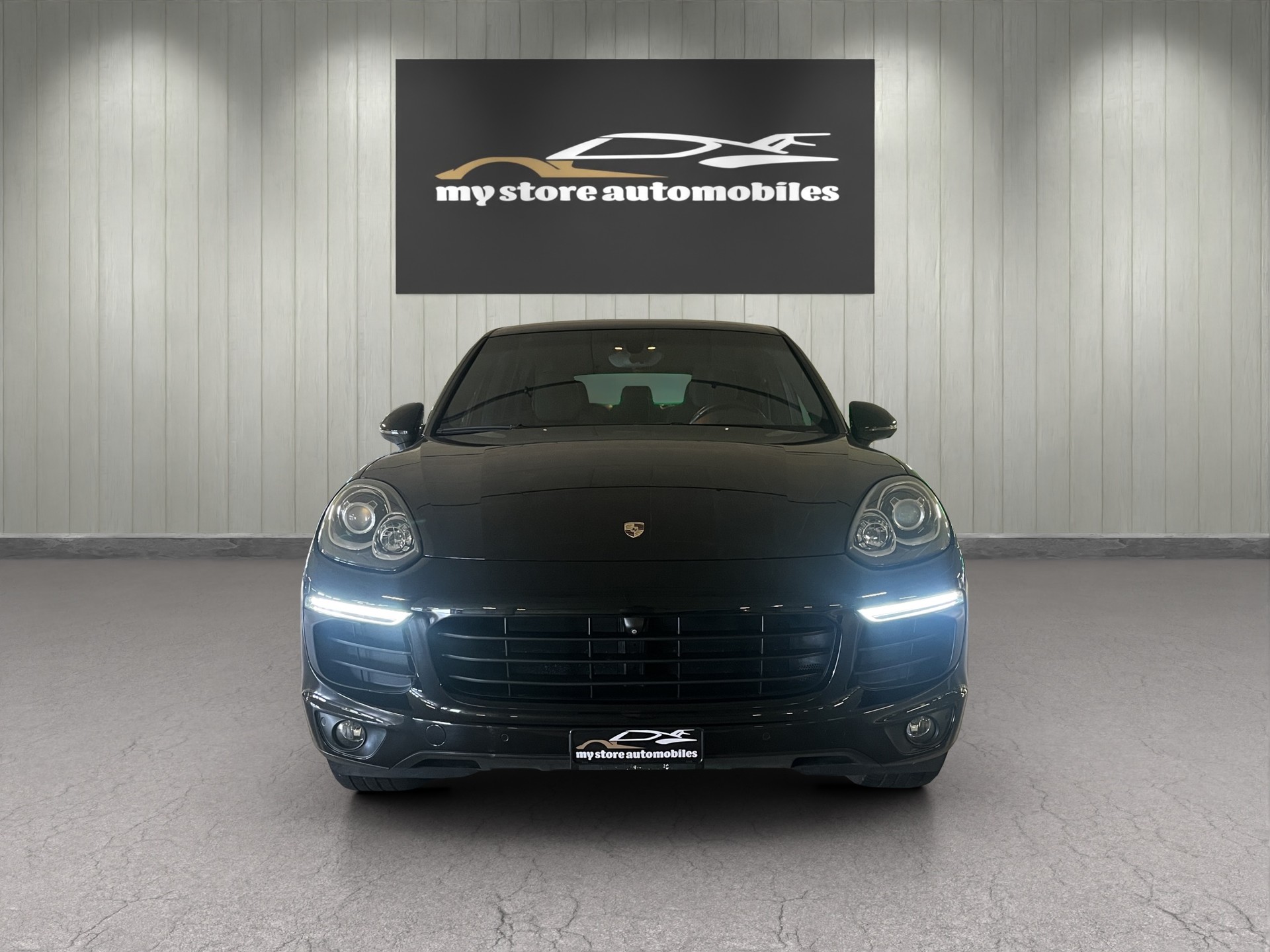 PORSCHE Cayenne-showroom-element-2