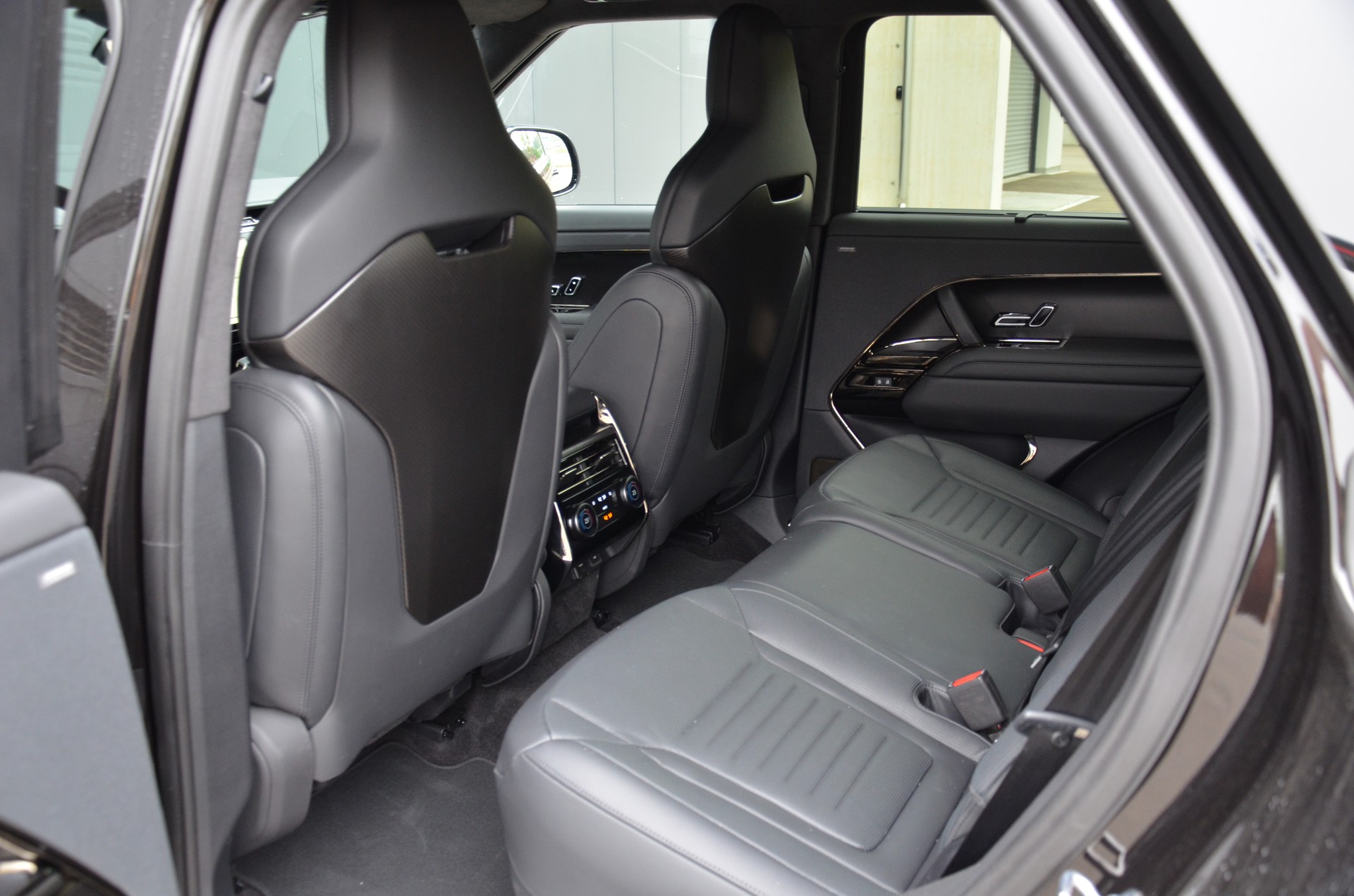 LAND ROVER Range Rover Sport P635 4.4 V8 SV Edition One-image-11