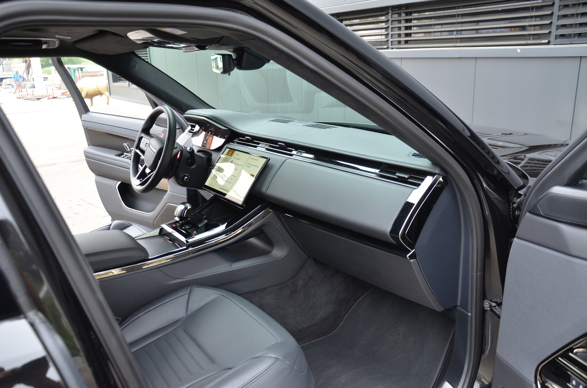 LAND ROVER Range Rover Sport P635 4.4 V8 SV Edition One-image-12