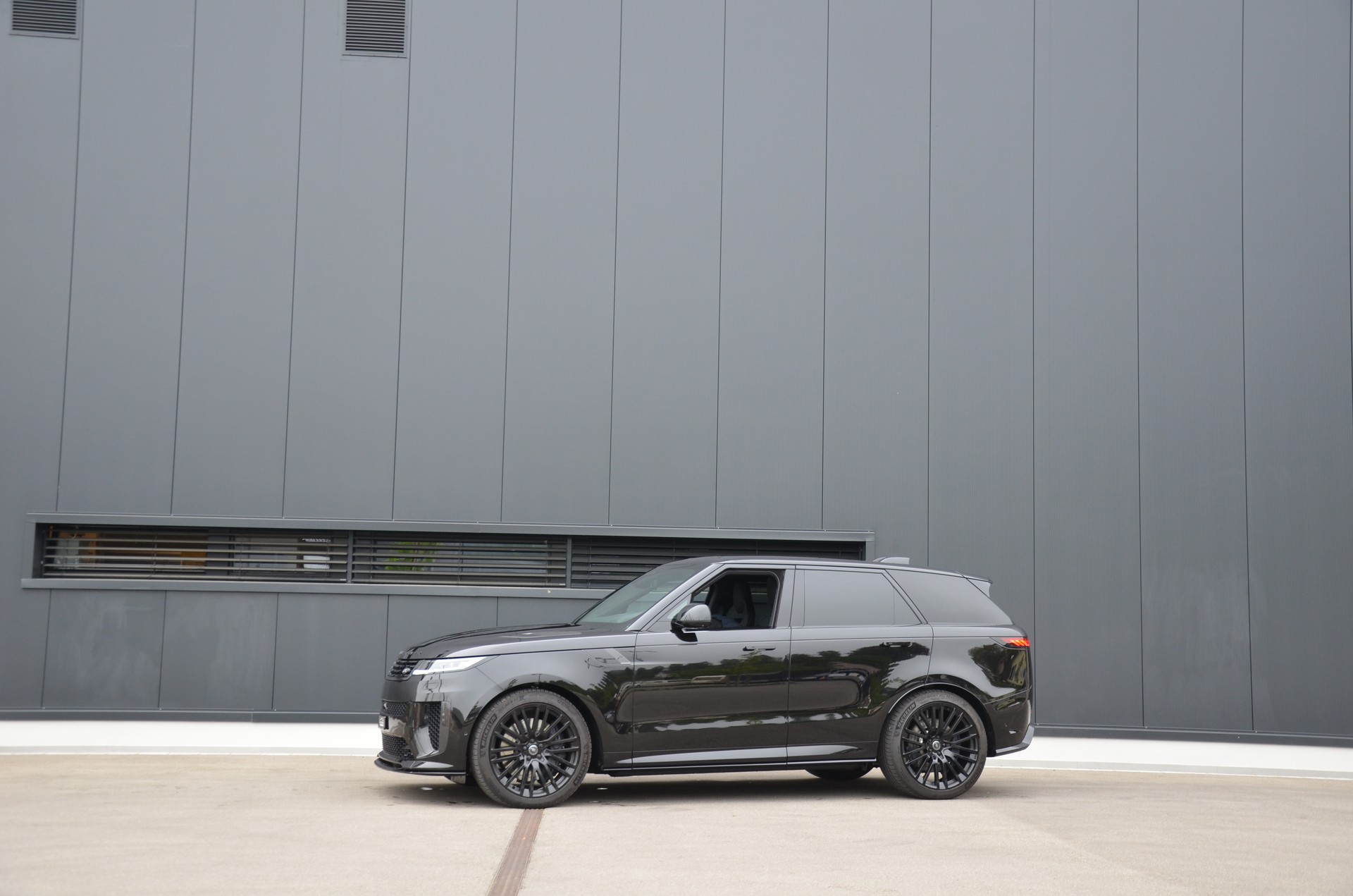 LAND ROVER Range Rover Sport P635 4.4 V8 SV Edition One-showroom-element-1