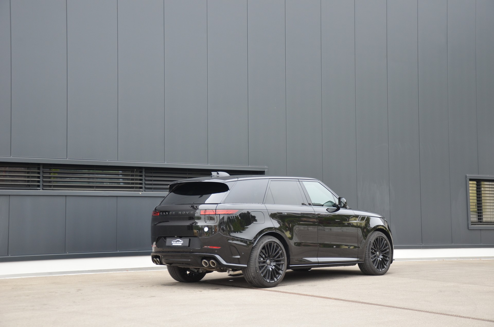 LAND ROVER Range Rover Sport P635 4.4 V8 SV Edition One-showroom-element-2