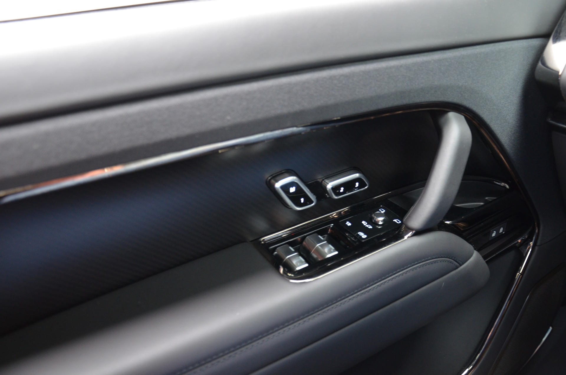 LAND ROVER Range Rover Sport P635 4.4 V8 SV Edition One-image-18