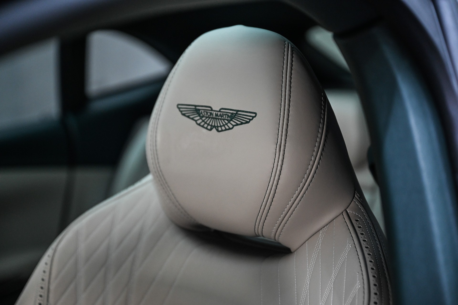 ASTON MARTIN DBX 4.0 V8 Bi-Turbo-image-17