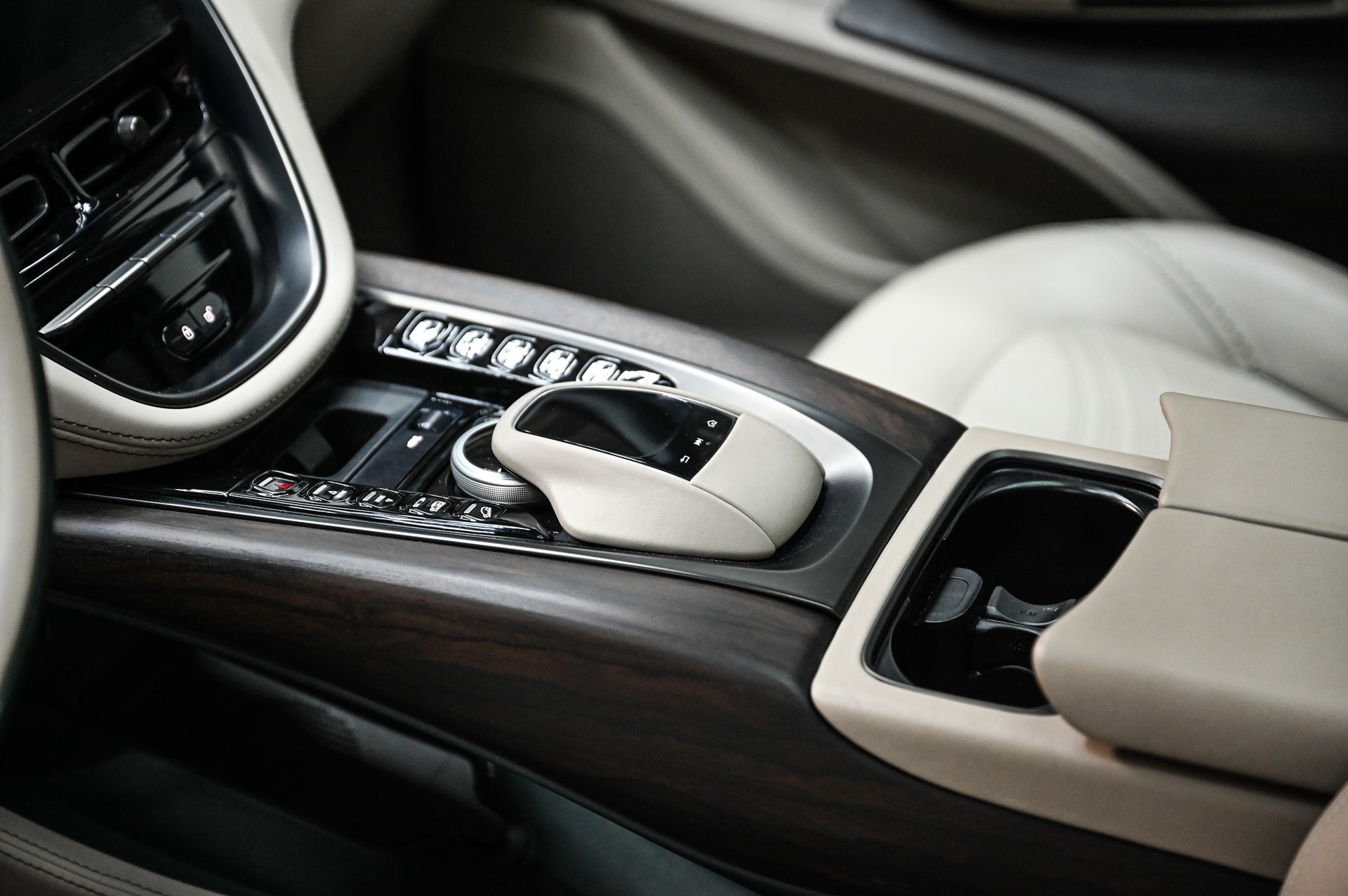 ASTON MARTIN DBX 4.0 V8 Bi-Turbo-image-28