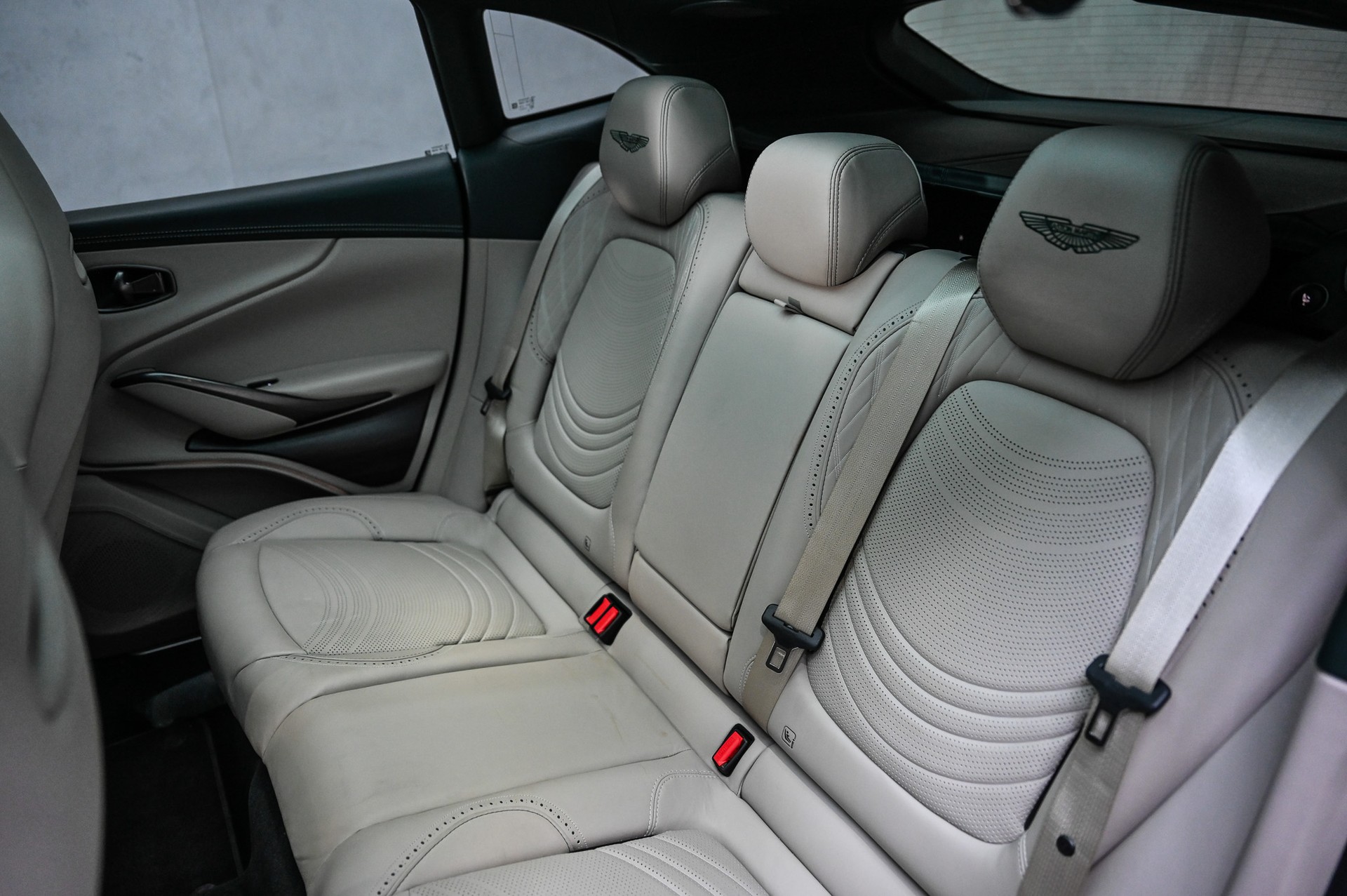 ASTON MARTIN DBX 4.0 V8 Bi-Turbo-image-22