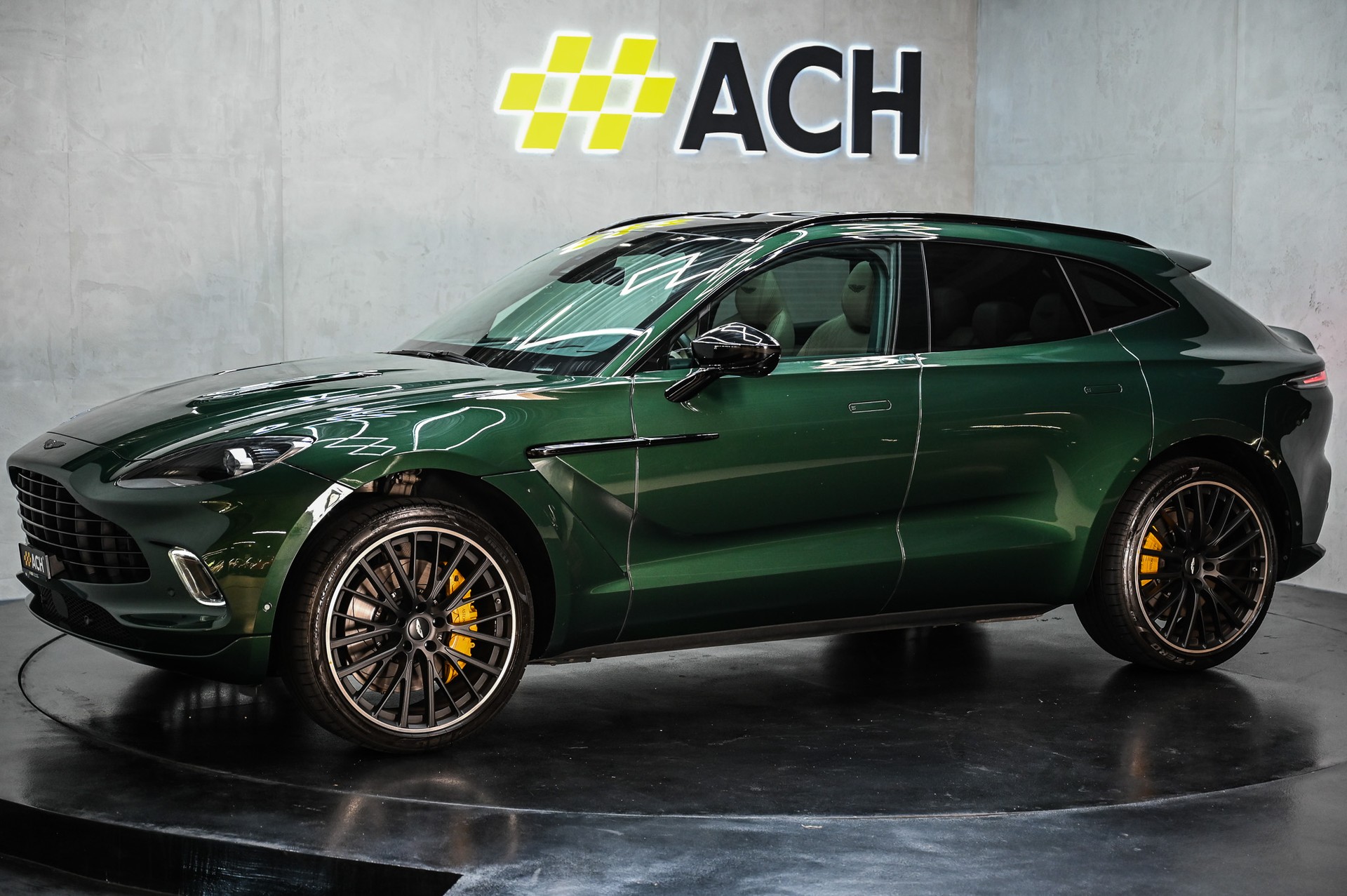 ASTON MARTIN DBX 4.0 V8 Bi-Turbo-showroom-element-3