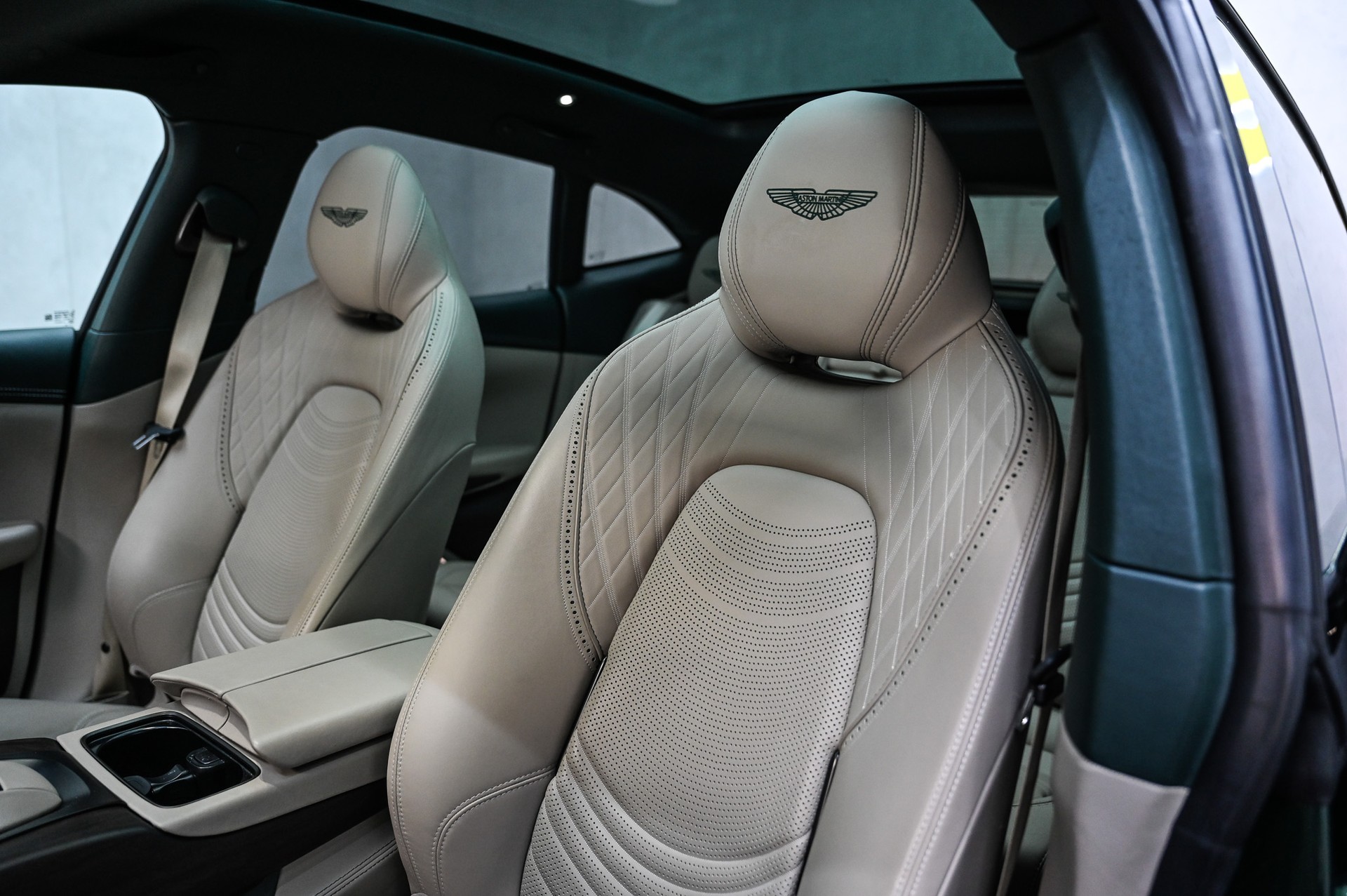 ASTON MARTIN DBX 4.0 V8 Bi-Turbo-image-16