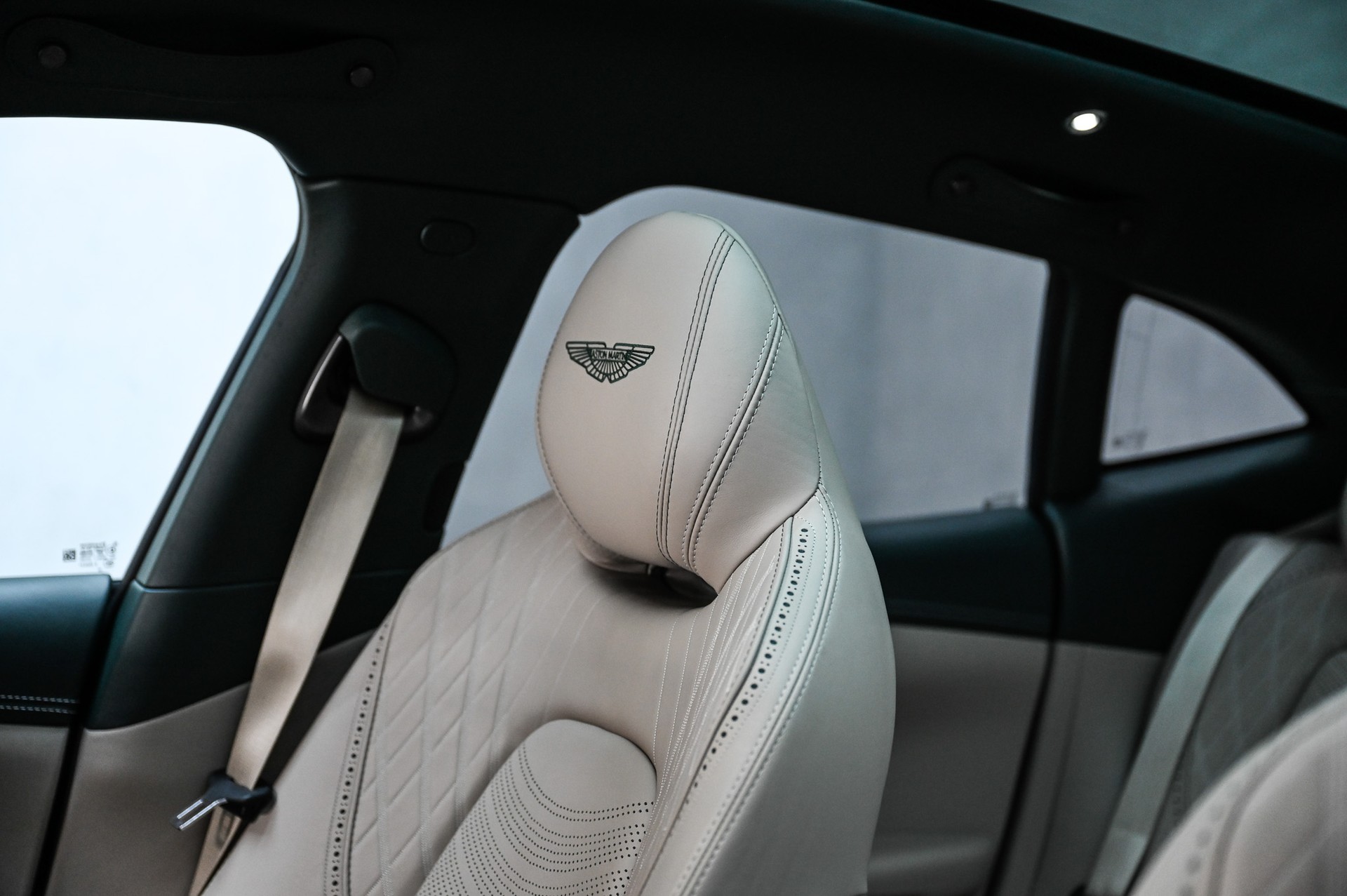 ASTON MARTIN DBX 4.0 V8 Bi-Turbo-image-18