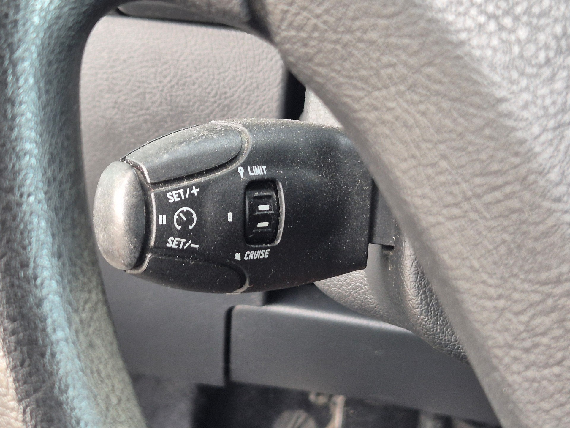 PEUGEOT 207 1.4 Urban-image-17
