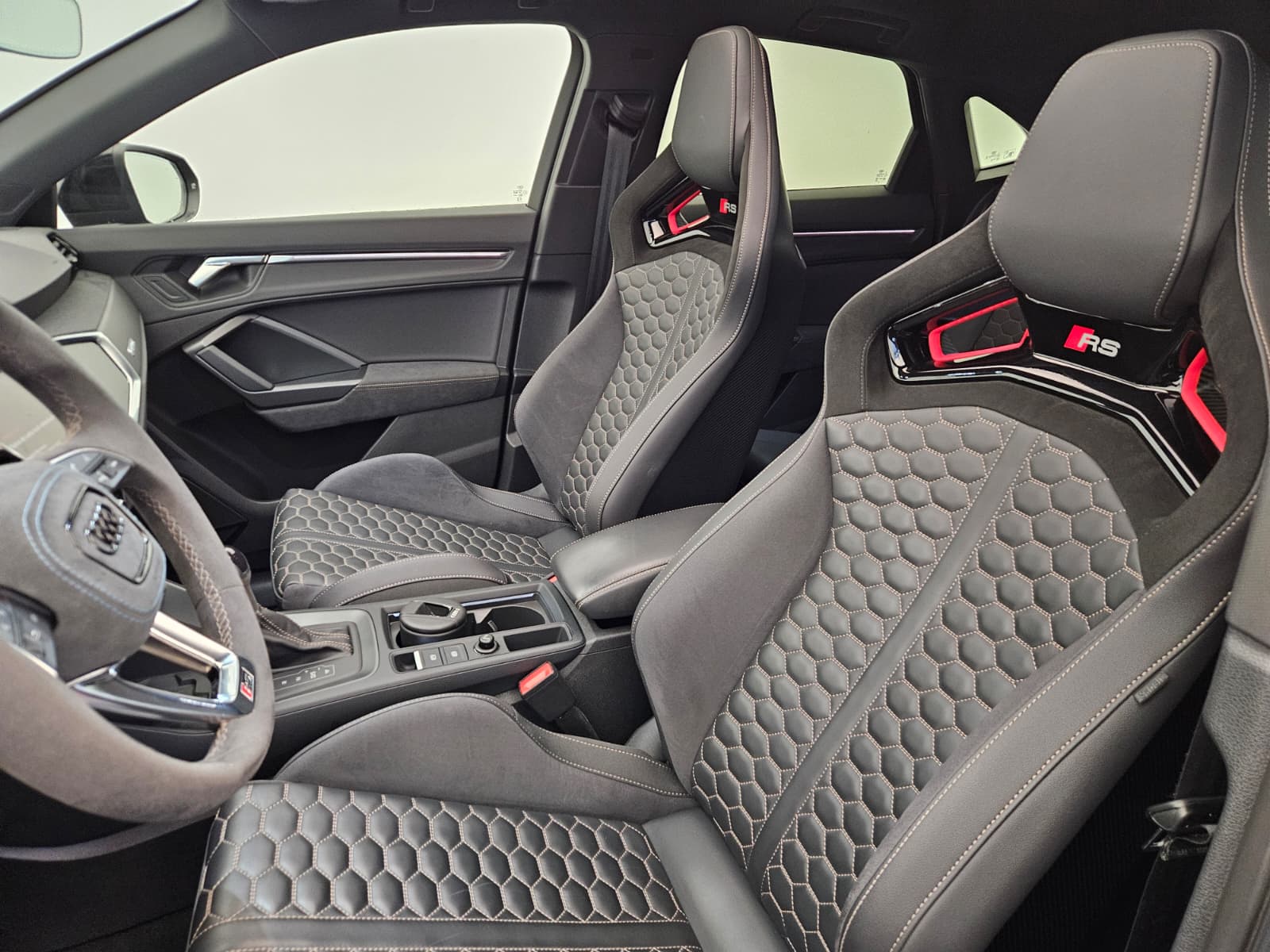 AUDI RS Q3 Sportback edition 10 years quattro S tronic-image-11