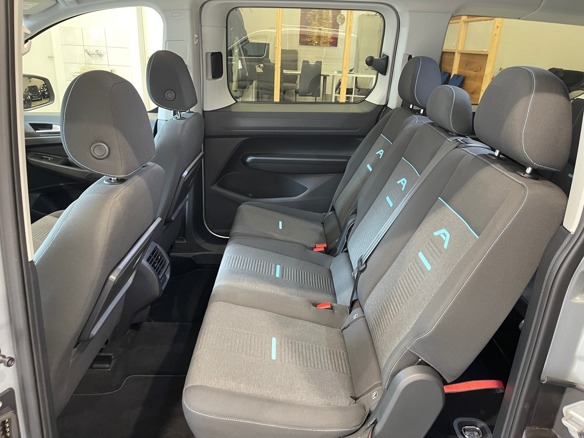 FORD Grand Tourneo Connect 2.0 EcoBlue Active Automat *7 PLATZ*-image-12