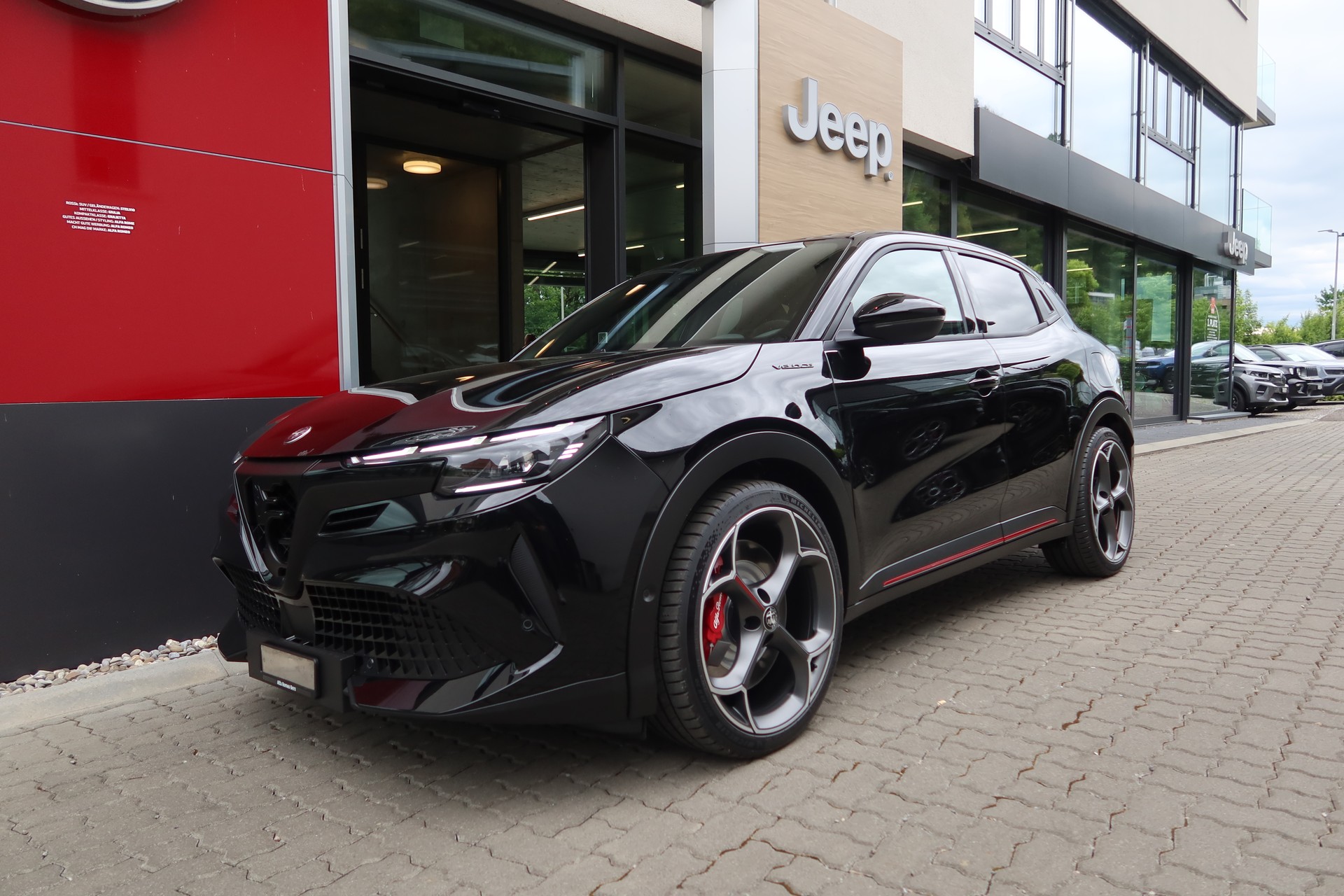 ALFA ROMEO Junior 280 54kWh Veloce Sport/Tech/Sky-image-1