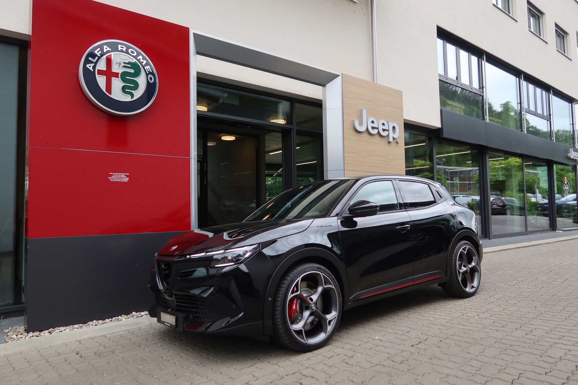 ALFA ROMEO Junior 280 54kWh Veloce Sport/Tech/Sky-image-0