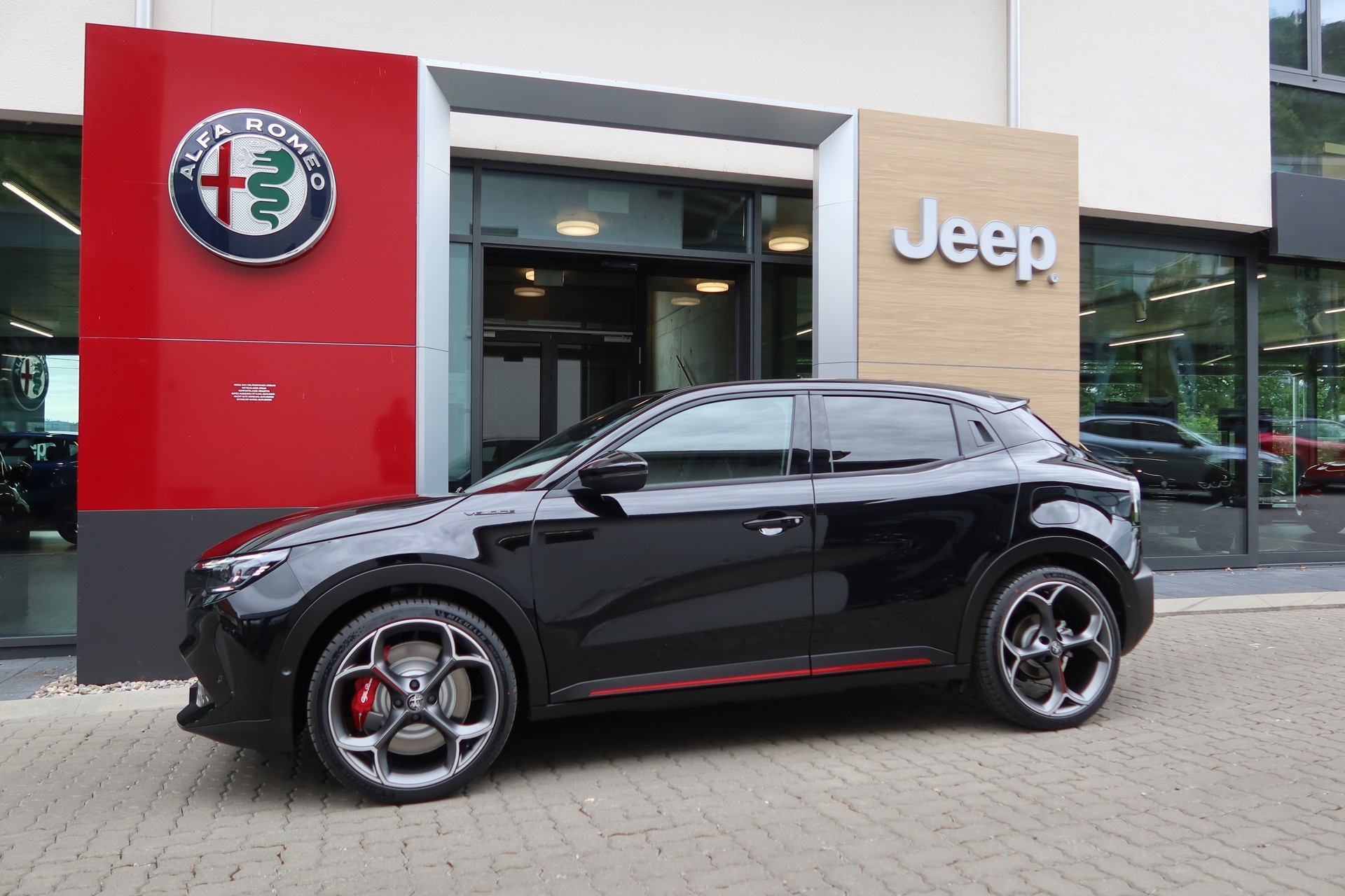 ALFA ROMEO Junior 280 54kWh Veloce Sport/Tech/Sky-image-3